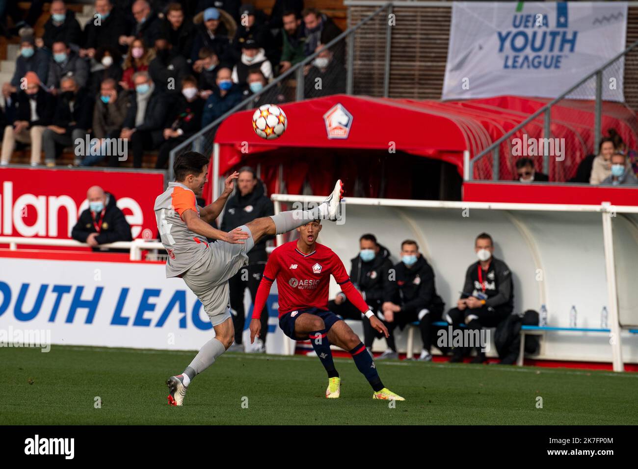 ©PHOTOPQR/VOIX DU NORD/PASCAL BONNIERE ; 23/11/2021 ; CAMPHIN EN PEVELE 23.11.2021 sport - calcio - Lega Giovanile , match opposant le LOSC et Salzbourg au domaine de Luchin .PHOTO PASCAL BONNIERE / LA VOIX DU NORD Foto Stock