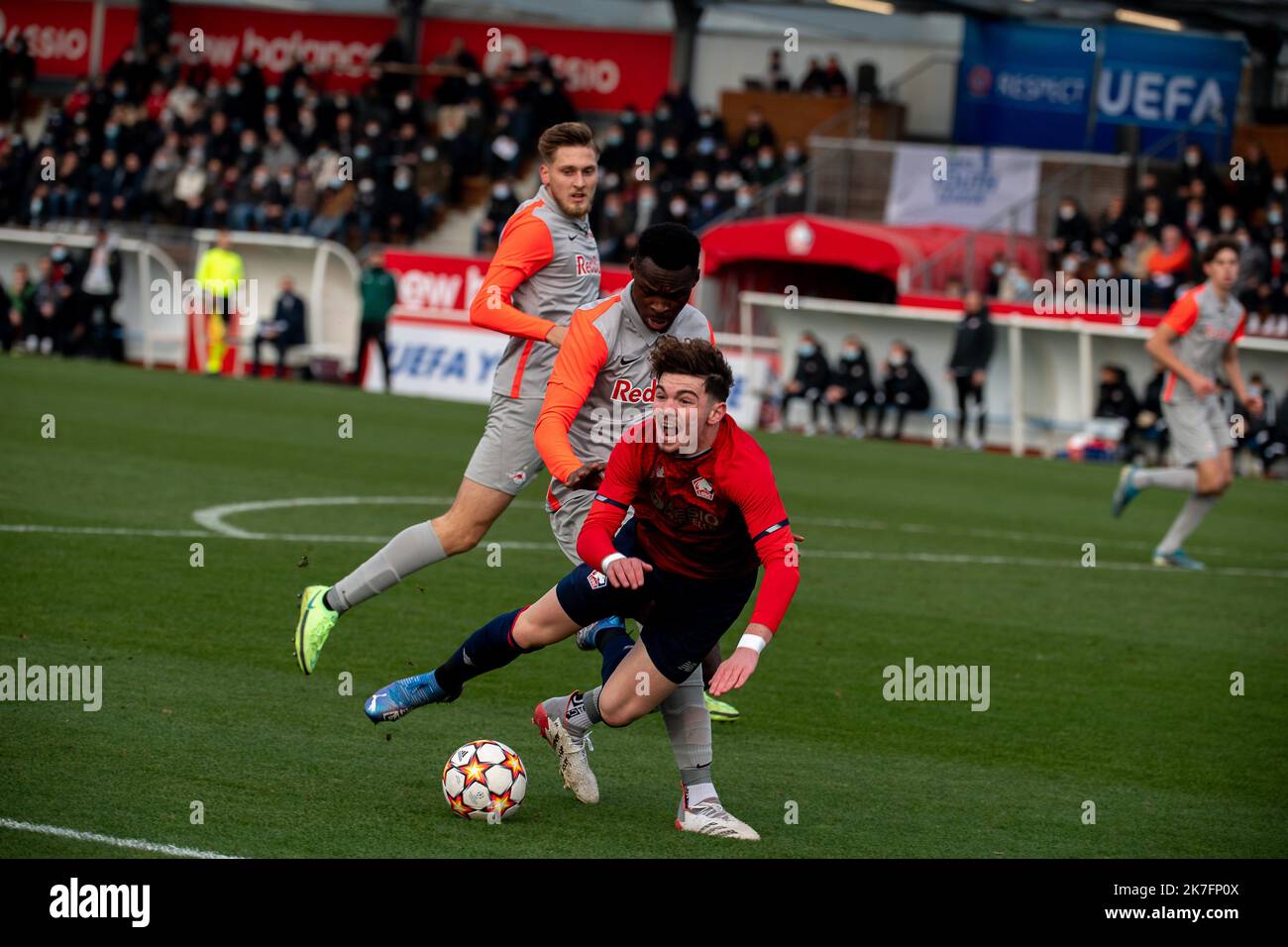 ©PHOTOPQR/VOIX DU NORD/PASCAL BONNIERE ; 23/11/2021 ; CAMPHIN EN PEVELE 23.11.2021 sport - calcio - Lega Giovanile , match opposant le LOSC et Salzbourg au domaine de Luchin . FOTO PASCAL BONNIERE / LA VOIX DU NORD Foto Stock