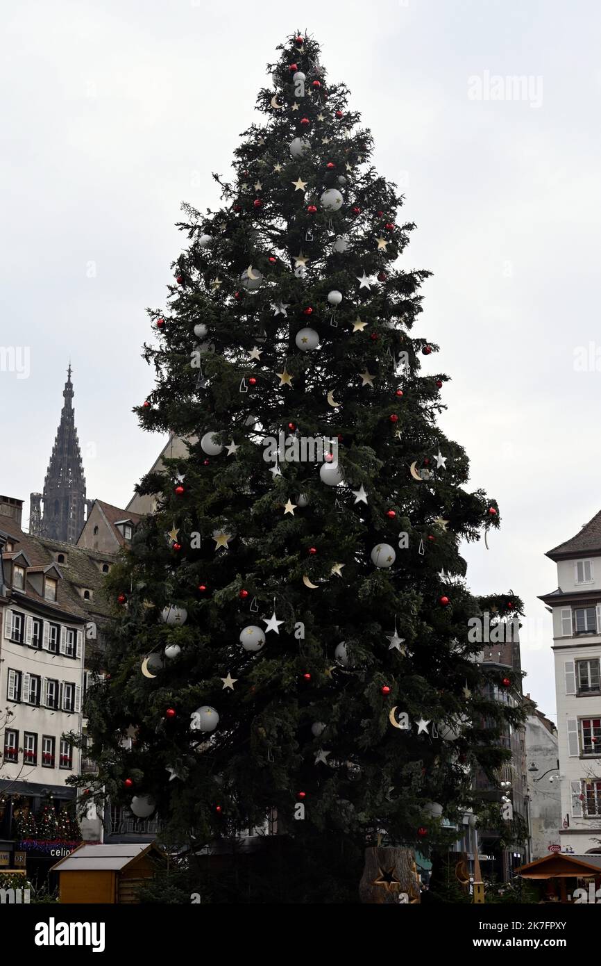 ©PHOTOPQR/L'EST REPUBLICAIN/ALEXANDRE MARCHI ; STRASBOURG ; 26/11/2021 ; TRADITION - FETES DE FIN D'ANNEE - MARCHE DE NOEL - EPIDEMIE DE CORONAVIRUS - 5EME VALW - COVID 19 - MERCATINO DI NATALE - WEIHNACHTSMARKTEN. Strasburgo 26 novembre 2021. Premier jour du Marché de Noël au pied du Grand sapin de Noël sur la Place Kléber à Strasbourg. FOTO Alexandre MARCHI. Foto Stock