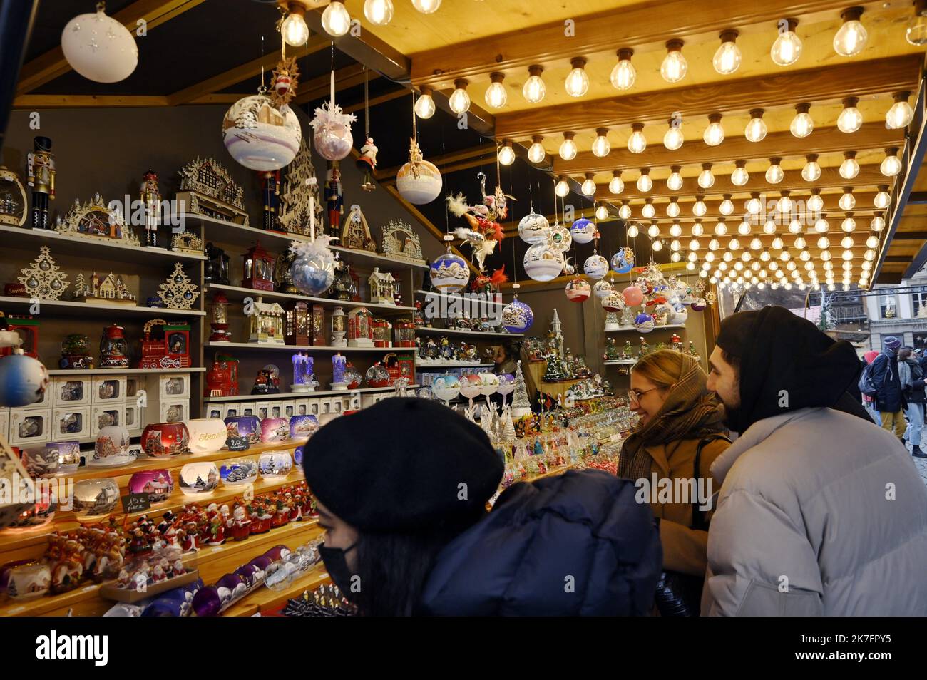 ©PHOTOPQR/L'EST REPUBLICAIN/ALEXANDRE MARCHI ; STRASBOURG ; 26/11/2021 ; TRADITION - FETES DE FIN D'ANNEE - MARCHE DE NOEL - EPIDEMIE DE CORONAVIRUS - 5EME VALW - COVID 19 - MERCATINO DI NATALE - WEIHNACHTSMARKTEN. Strasburgo 26 novembre 2021. Premier jour du Marché de Noël au pied de la cathédrale de Strasbourg. FOTO Alexandre MARCHI. Foto Stock