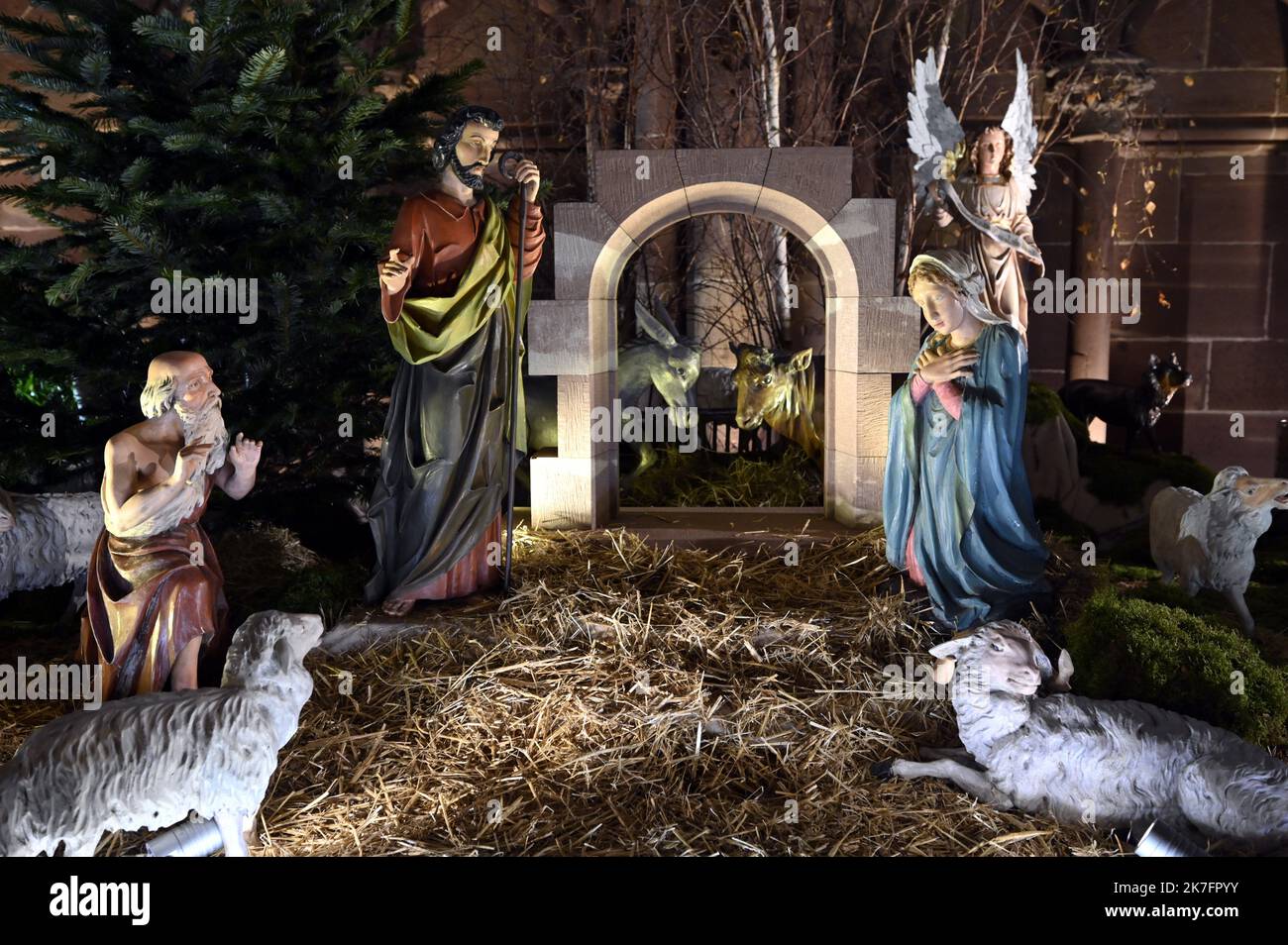 ©PHOTOPQR/L'EST REPUBLICAIN/ALEXANDRE MARCHI ; STRASBOURG ; 26/11/2021 ; CROYANCE - RELIGIONE CHRETIENNE - TRADIZIONE - EGLISE CATHOLIQUE - CRECHE DE NOEL - JOSEPH - VIERGE MARIE - GESÙ CRISTO. Strasburgo 26 novembre 2021. La grande crèche de 1907 de la cathédrale Notre-Dame de Strasbourg avec ces cinq scènes : l'Annonciation, la Visitation, la Nativité, l'Adoration des mages et la Prémentation au Temple. FOTO Alexandre MARCHI. - Presepe della cattedrale di Strasburgo che mostra la nascita di Gesù 26 novembre 2021 Foto Stock