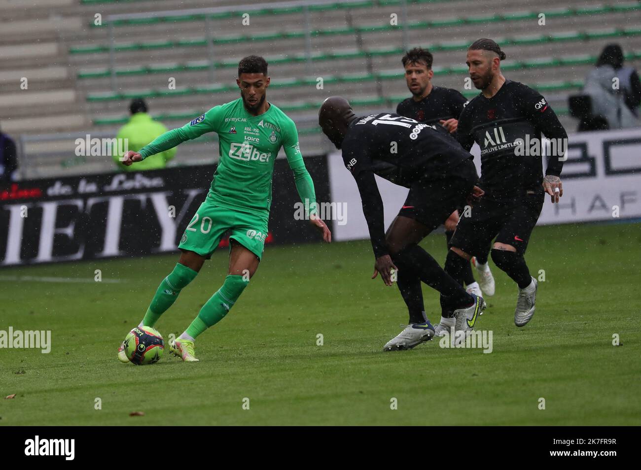 Thierry Larret / MAXPPP. Football Ligue 1 Uber mangia. Associazione Sportive de Saint-Etienne vs Parigi Saint Germain. Le 28 novembre 2021, Stade Geoffroy-Guichard, Saint-Etienne (42). Denis BOUANGA (ASSE) Foto Stock