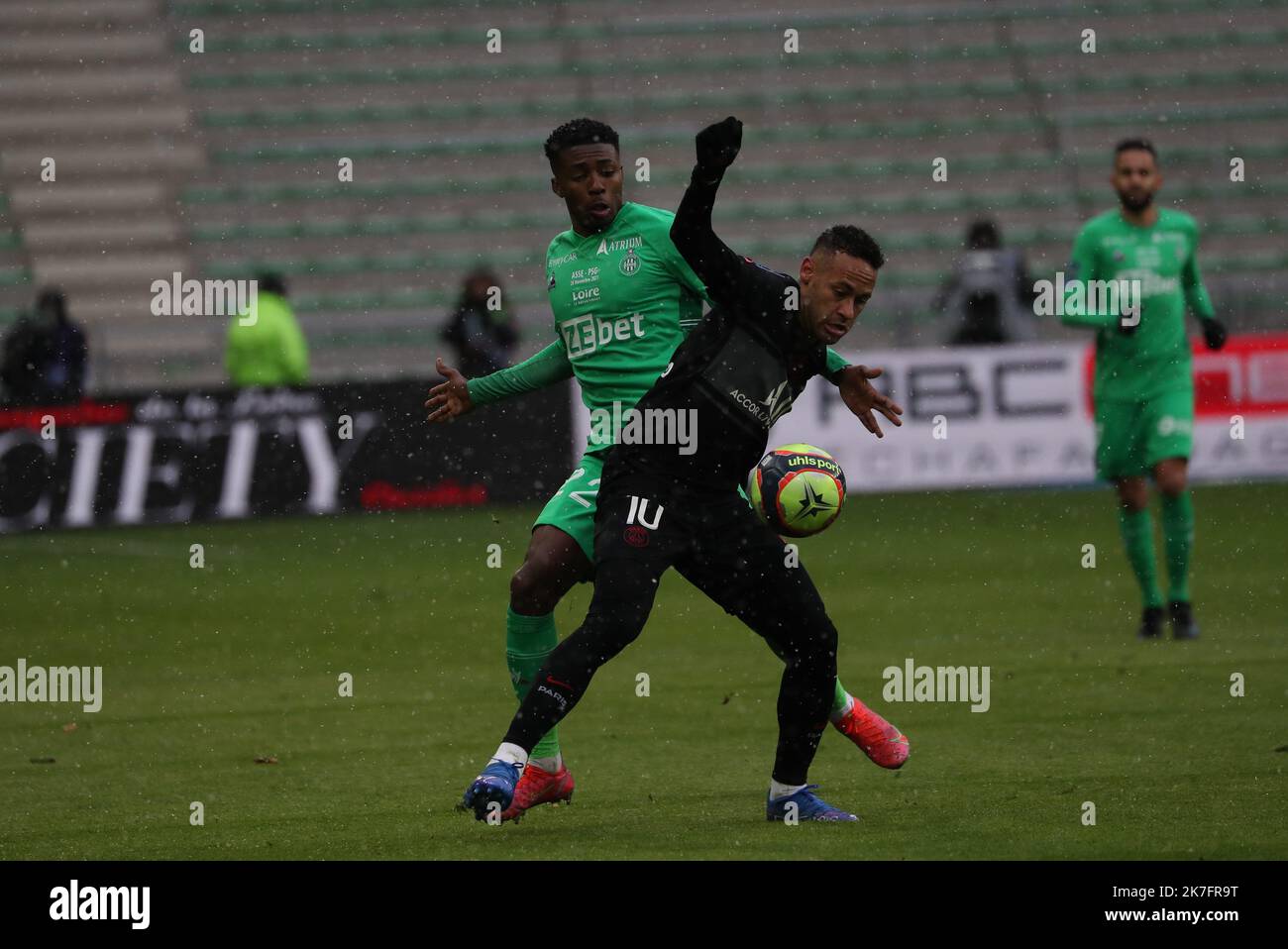 Thierry Larret / MAXPPP. Football Ligue 1 Uber mangia. Associazione Sportive de Saint-Etienne vs Parigi Saint Germain. Le 28 novembre 2021, Stade Geoffroy-Guichard, Saint-Etienne (42). NEYMAR Jr (PSG) Foto Stock