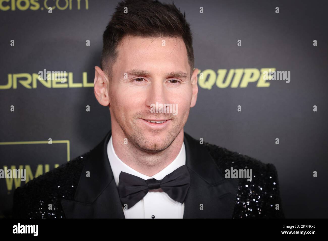 ©PHOTOPQR/LE PARISIEN/Fred Dugit ; Paris ; 29/11/2021 ; Sport Théâtre du Chatelet (Parigi 1er), le 29 novembre 2021 Septième ballon d'Or pour le joueur argentin du PSG Lionel messi (ici avec son épouse et ses trois fils) Photo LP / Fred Dugit - 2021 cerimonia Ballon d'Or al Theatre du Chatelet di Parigi, 29 novembre 2021. Foto Stock