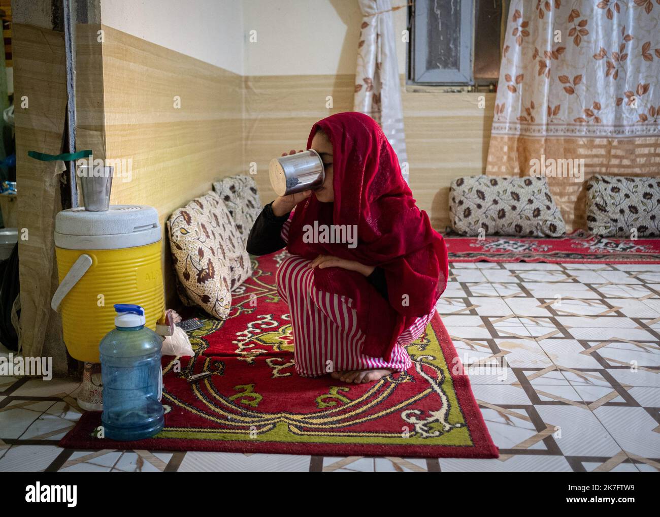 ©Sadak Souici / le Pictorium/MAXPPP - Sadak Souici / le Pictorium - 29/10/2021 - Irak / Bassora - une fillette boit de l'eau dans une ferme sur les bords du Chat al-Arab. Bien que la population ne boive generalement pas l'eau courante, la consommation de fruits et legumes cultives localement peut suffire a cessionner des maladies. Les moustiques sont eux aussi des vecteurs de transmission. Irak : a Bassora, crisi climatique et politique empoisonnent la popolazione su l'appelait autrefois la 'Venise du Moyen-Orient'. Confrontee aujourd'hui au rechauffement climatique, aux barrages des Pays fro Foto Stock