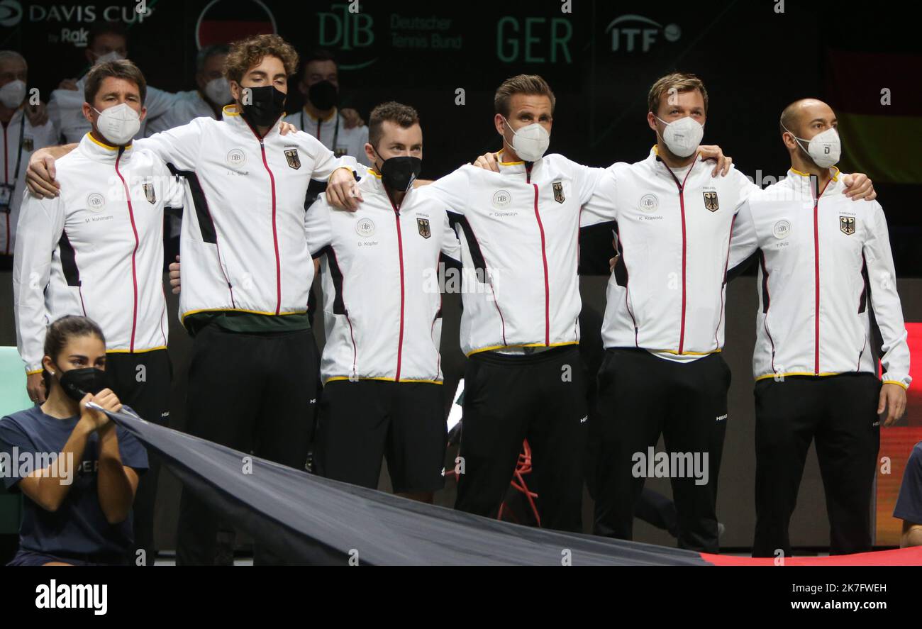 ©Laurent Lairys/MAXPPP - Team Germany durante il quarto finale della Coppa Davis 2021, evento di tennis del 4 dicembre 2021 all'Arena di Madrid a Madrid, Spagna - Foto Laurent Lairys/MAXPPP Foto Stock