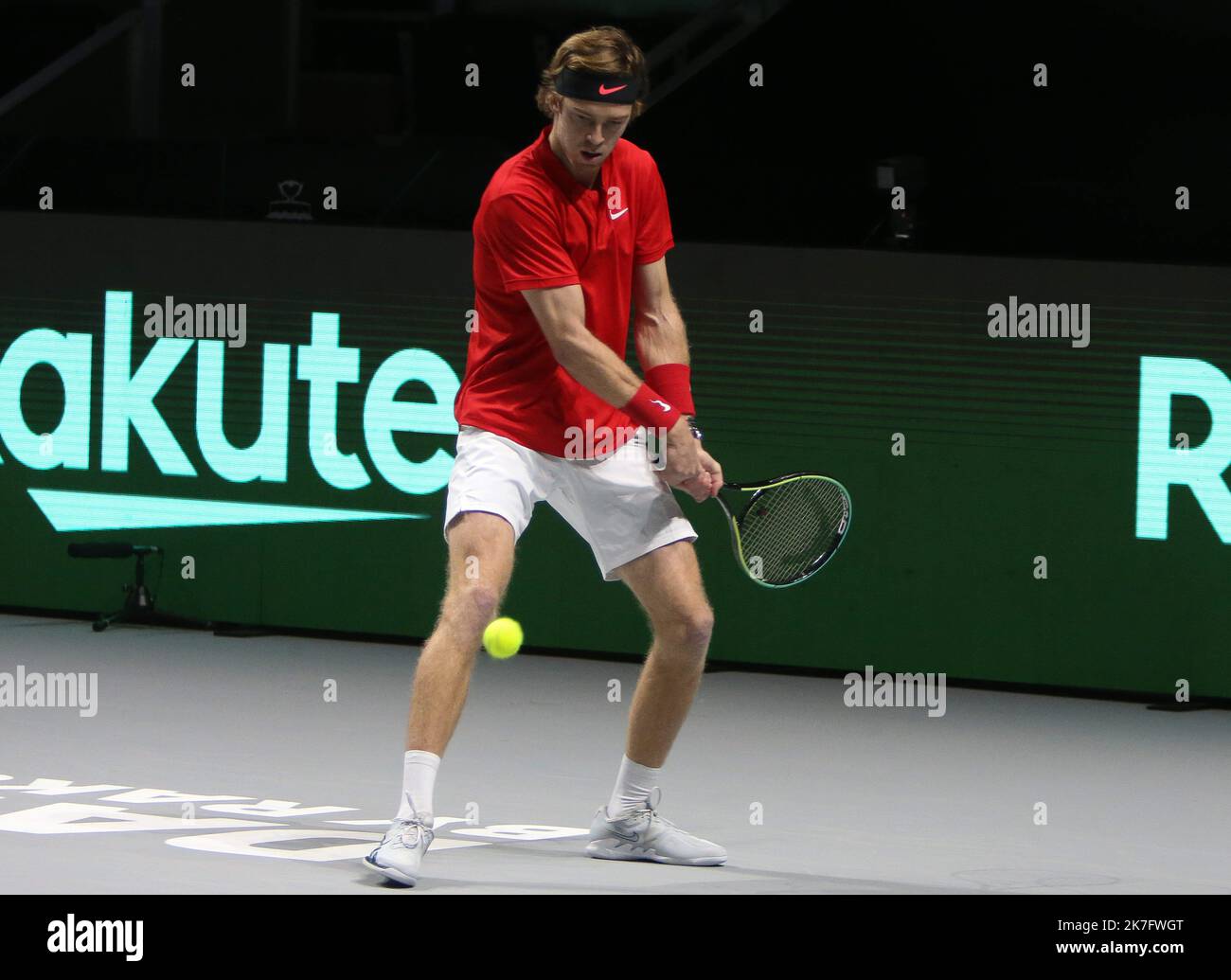 ©Laurent Lairys/MAXPPP - Andrey Rublev di Russia durante la finale trimestrale della Coppa Davis 2021, evento di tennis il 4 dicembre 2021 all'Arena di Madrid a Madrid, Spagna - Foto Laurent Lairys/MAXPPP Foto Stock