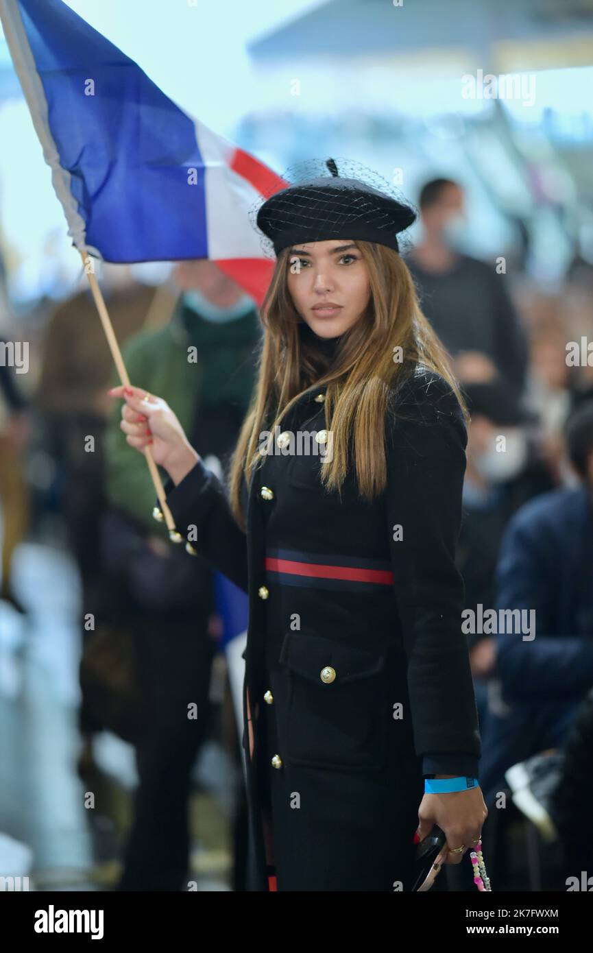 ©FRANCK CASTEL/MAXPPP - Eric Zemmour a Villepinte une journee a risque, entre manifestations et tensiones redoutes le Premier meeting du candidat à la presidentielle ce dimanche apres midi pourrait generer des violences entre ses supporters et des opposants. Les autorites sont sur le qui vive. 13 000 pers . 400 accrediti giornalisti. le 05.12.2021 France, Paris, 2021-12-05. Prima campagna di incontro di Eric Zemmour, candidato presidenziale dell'estrema destra, al Centro Esposizioni di Parigi Nord Villepinte. Illustrazione del logo dell'incontro con il messaggio Eric zemmour 2022. Foto Stock