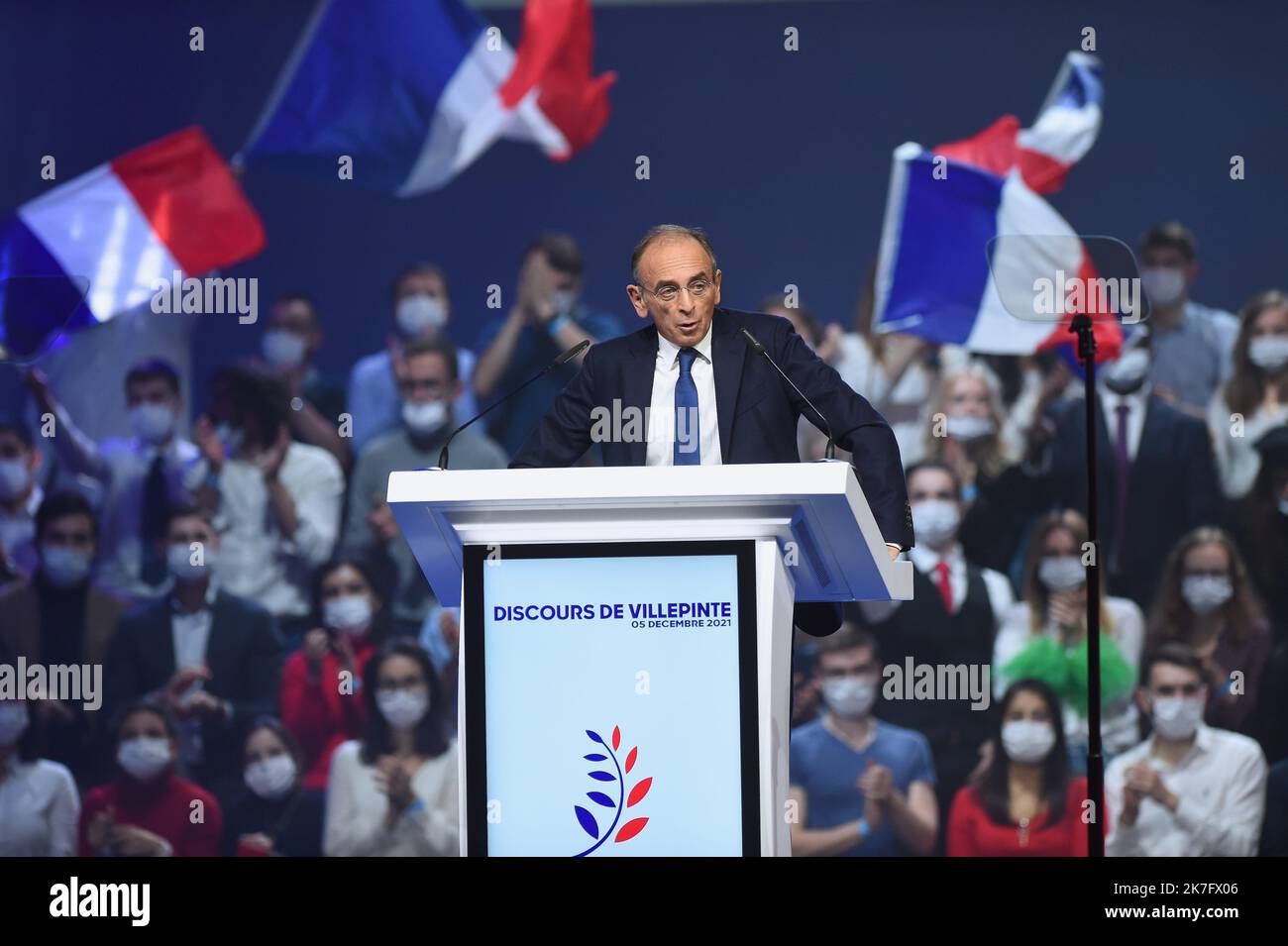 ©FRANCK CASTEL/MAXPPP - Eric Zemmour a Villepinte une journee a risque, entre manifestations et tensiones redoutes le Premier meeting du candidat à la presidentielle ce dimanche apres midi pourrait generer des violences entre ses supporters et des opposants. Les autorites sont sur le qui vive. 13 000 pers . 400 accrediti giornalisti. le 05.12.2021 France, Paris, 2021-12-05. Prima campagna di incontro di Eric Zemmour, candidato presidenziale dell'estrema destra, al Centro Esposizioni di Parigi Nord Villepinte. Illustrazione del logo dell'incontro con il messaggio Eric zemmour 2022. Foto Stock