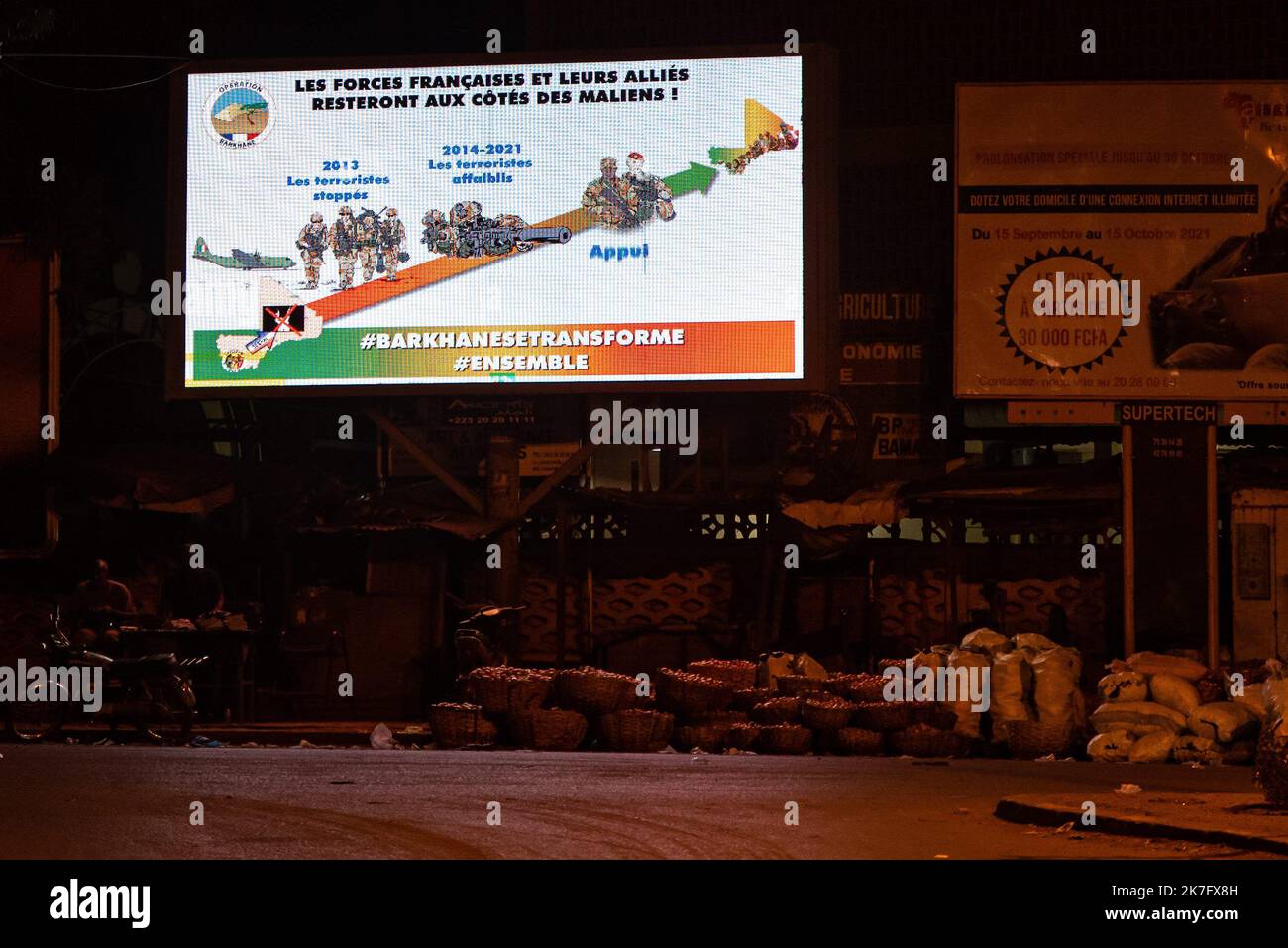 ©Nicolas Remene / le Pictorium/MAXPPP - Nicolas Remene / le Pictorium - 20/10/2021 - Mali / District de Bamako / Bamako - Vue sur un ecran publicitaire dans le centre ville de Bamako au Mali d'une video de communication sur l'evolution de l'operation Barkhane depuis 2013 jusqu'a figlio ruolo futur d'appui it 2022. / 20/10/2021 - Mali / Distretto di Bamako / Bamako - Un video di comunicazione sull'evoluzione dell'operazione Barkhane dal 2013 al suo futuro ruolo di supporto nel 2022 è visto su uno schermo pubblicitario nel centro di Bamako, Mali. Foto Stock