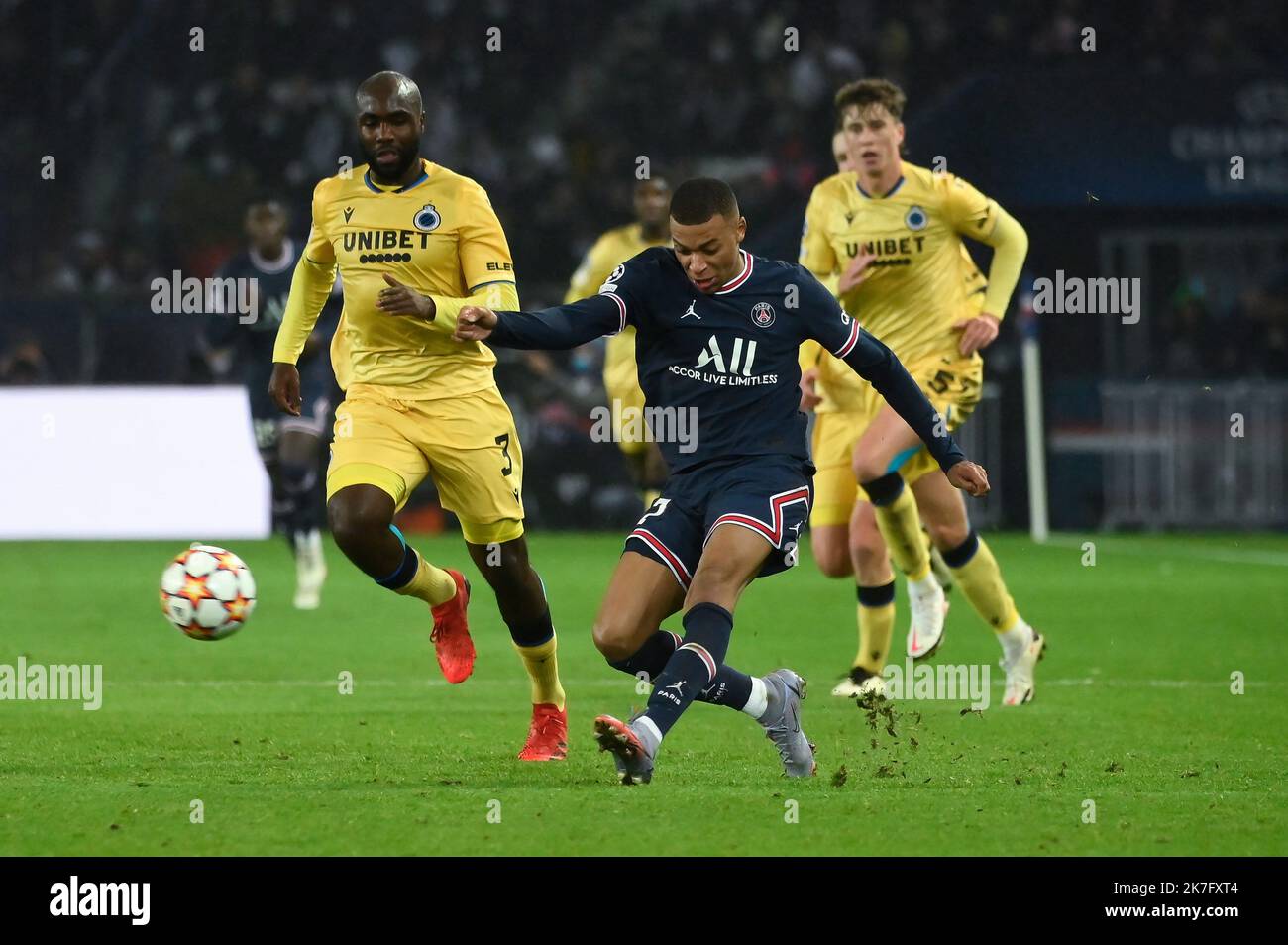 ©Julien Mattia / le Pictorium/MAXPPP - Julien Mattia / le Pictorium - 7/12/2021 - Francia / Ile-de-France / Parigi - PSG FC BRUGES KV 2021 Kilian Mbapple pendant le match de League des Champions du PSG contre le FC Bruges au Parc des Princes, le 7 Dicembre 2021 / 7/12/2021 - Francia / Ile-de-France (regione) / Parigi - PSG FC BRUGES KV 2021 Kylian Mbappe durante la partita della PSG Champions League contro il FC Bruges al Parc des Princes il 7 dicembre 2021 Foto Stock