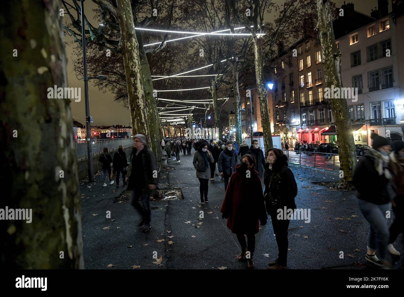 ©PHOTOPQR/LE PROGRES/Maxime JEGAT - Lyon 08/12/2021 - Fête des lumières à Lyon le 8 décembre 2021 - Quai Romain Rolland illuminé pendant la fête des lumières à Lyon. - Francia 8 2021 dicembre il Festival delle luci a Lione, Francia, è un evento popolare che originariamente mirava a esprimere gratitudine verso Maria, madre di Gesù intorno al 8 dicembre di ogni anno. Foto Stock