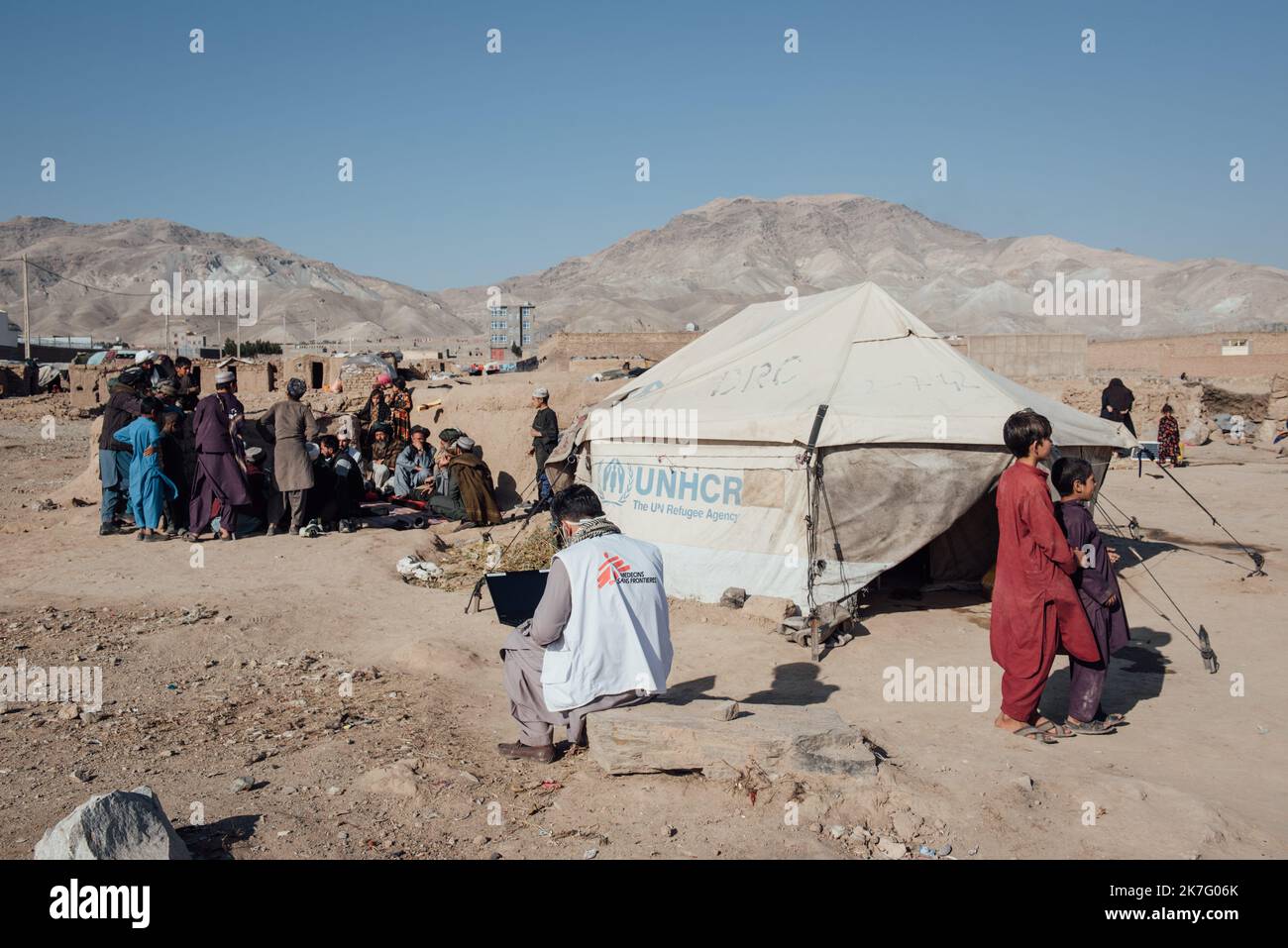 ©Adrien Vautier / le Pictorium/MAXPPP - Adrien Vautier / le Pictorium - 1/12/2021 - Afghanistan / Herat - un humanitaire de l'ONG Medecins sans frontieres durant une visite dans un camps de deplaces pres d'Herat le 1er dicembre 2021. / 1/12/2021 - Afghanistan / ? Herat? – Un umanitario della ONG Medecins Sans Frontieres durante una visita in un campo IDP vicino Herat il 1 dicembre 2021. Foto Stock