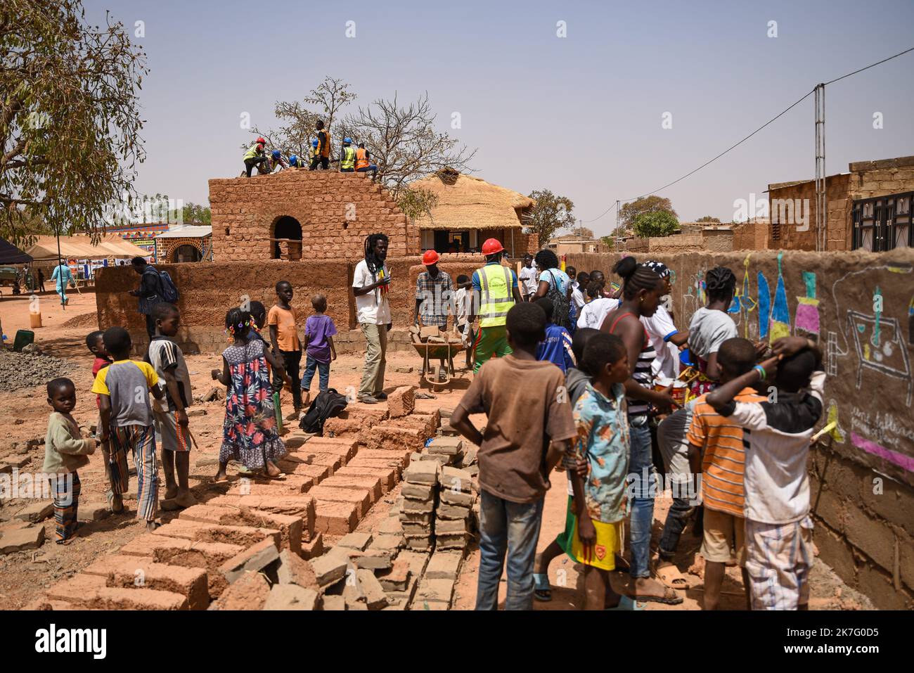 ©Nicolas Remene / le Pictorium/MAXPPP - Nicolas Remene / le Pictorium - 27/2/2021 - Burkina Faso / Ouagadougou / Ouagadougou - 5eme Edition du seminaire FACTsahel+ les 25, 26, 27 et 28 fevrier 2021 a Ouagadougou au Burkina Faso. Le « FACT sahel+ » est le reseau qui federe les acteurs de la Construction en Terre au Sahel et dans ses says limitrophes. / 27/2/2021 - Burkina Faso () / Ouagadougou / Ouagadougou - 5th° edizione del seminario FACTsahel+ del 25, 26, 27 e 28 febbraio 2021 a Ouagadougou, Burkina Faso. FATTO sahel+' è la rete che federa gli attori della costruzione della Terra nella S Foto Stock
