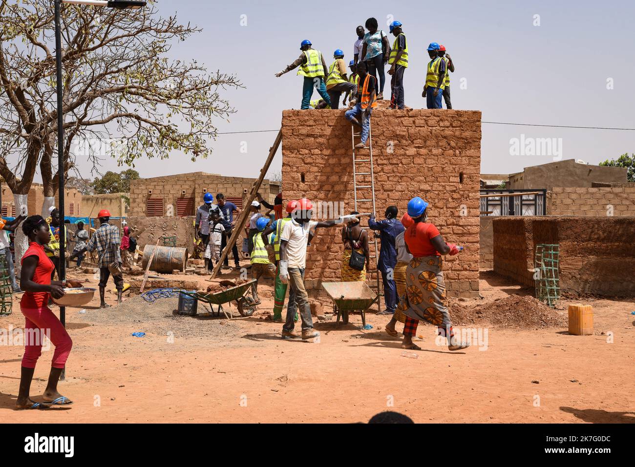 ©Nicolas Remene / le Pictorium/MAXPPP - Nicolas Remene / le Pictorium - 27/2/2021 - Burkina Faso / Ouagadougou / Ouagadougou - 5eme Edition du seminaire FACTsahel+ les 25, 26, 27 et 28 fevrier 2021 a Ouagadougou au Burkina Faso. Le « FACT sahel+ » est le reseau qui federe les acteurs de la Construction en Terre au Sahel et dans ses says limitrophes. / 27/2/2021 - Burkina Faso () / Ouagadougou / Ouagadougou - 5th° edizione del seminario FACTsahel+ del 25, 26, 27 e 28 febbraio 2021 a Ouagadougou, Burkina Faso. FATTO sahel+' è la rete che federa gli attori della costruzione della Terra nella S Foto Stock