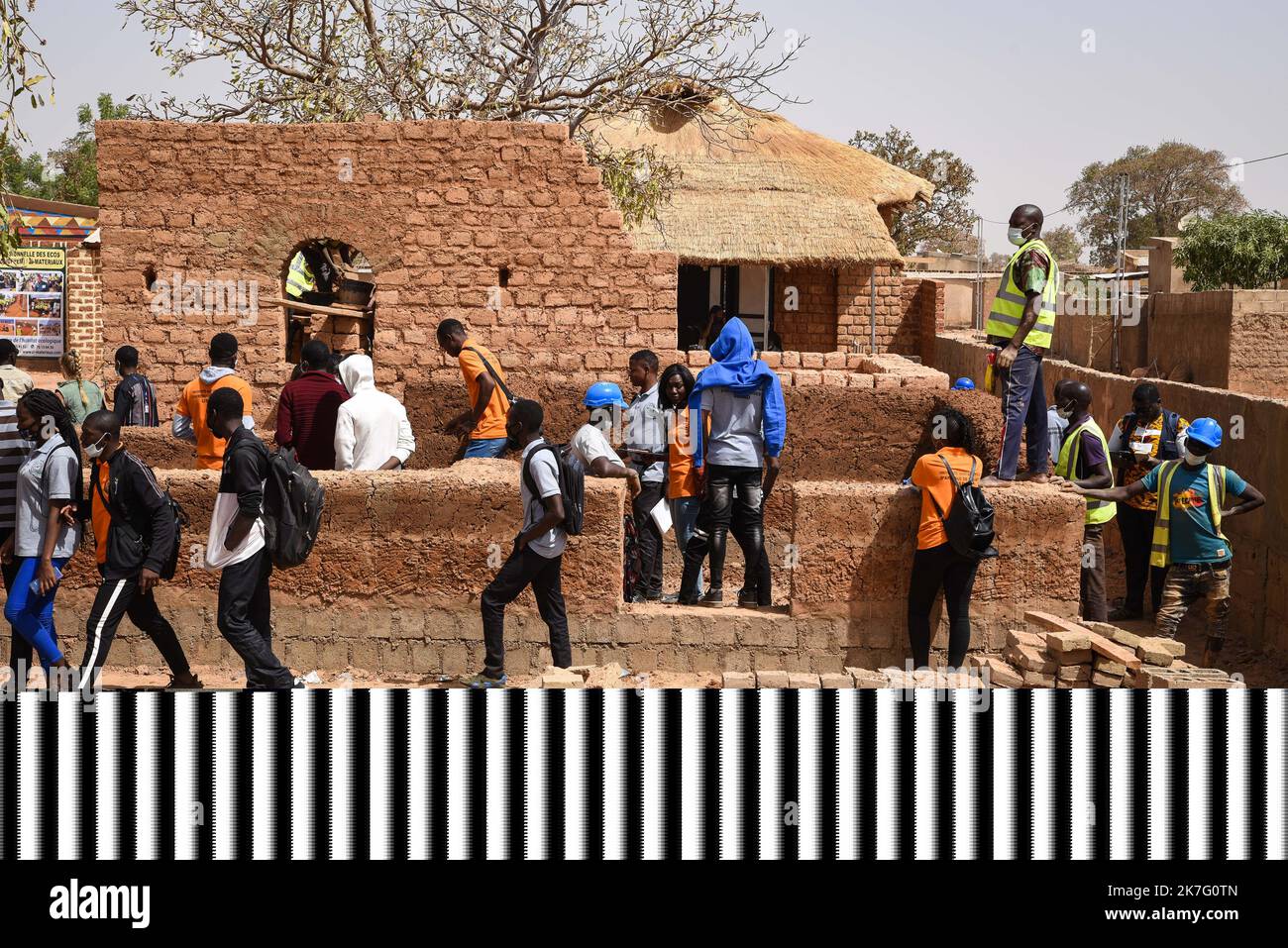 ©Nicolas Remene / le Pictorium/MAXPPP - Nicolas Remene / le Pictorium - 26/2/2021 - Burkina Faso / Ouagadougou / Ouagadougou - 5eme Edition du seminaire FACTsahel+ les 25, 26, 27 et 28 fevrier 2021 a Ouagadougou au Burkina Faso. Le « FACT sahel+ » est le reseau qui federe les acteurs de la Construction en Terre au Sahel et dans ses says limitrophes. / 26/2/2021 - Burkina Faso () / Ouagadougou / Ouagadougou - 5th° edizione del seminario FACTsahel+ del 25, 26, 27 e 28 febbraio 2021 a Ouagadougou, Burkina Faso. FATTO sahel+' è la rete che federa gli attori della costruzione della Terra nella S Foto Stock