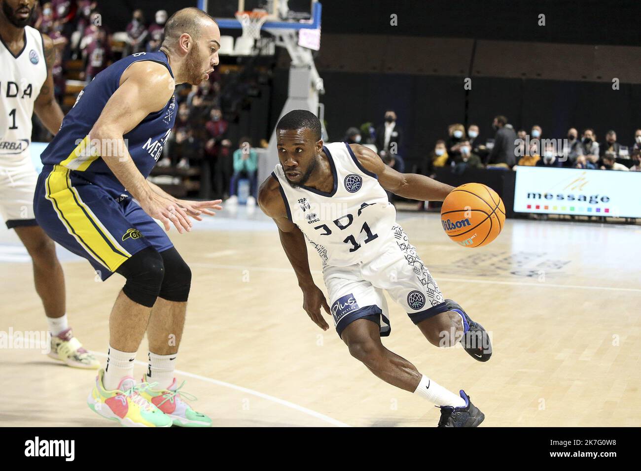 ©NICOLAS GOISQUE/MAXPPP - 14-12-2021-20h30, Palais des sports Jean-Michel Geoffroy, à dijon, basket, basket ball, campionato campioni di basket, 5ème journée, jda dijon basket - lavrio mégabolt, david holston bien Plus vidf que vasilis mouratos dic 14th 2021 basket Champions League, dijon - lavrio Foto Stock