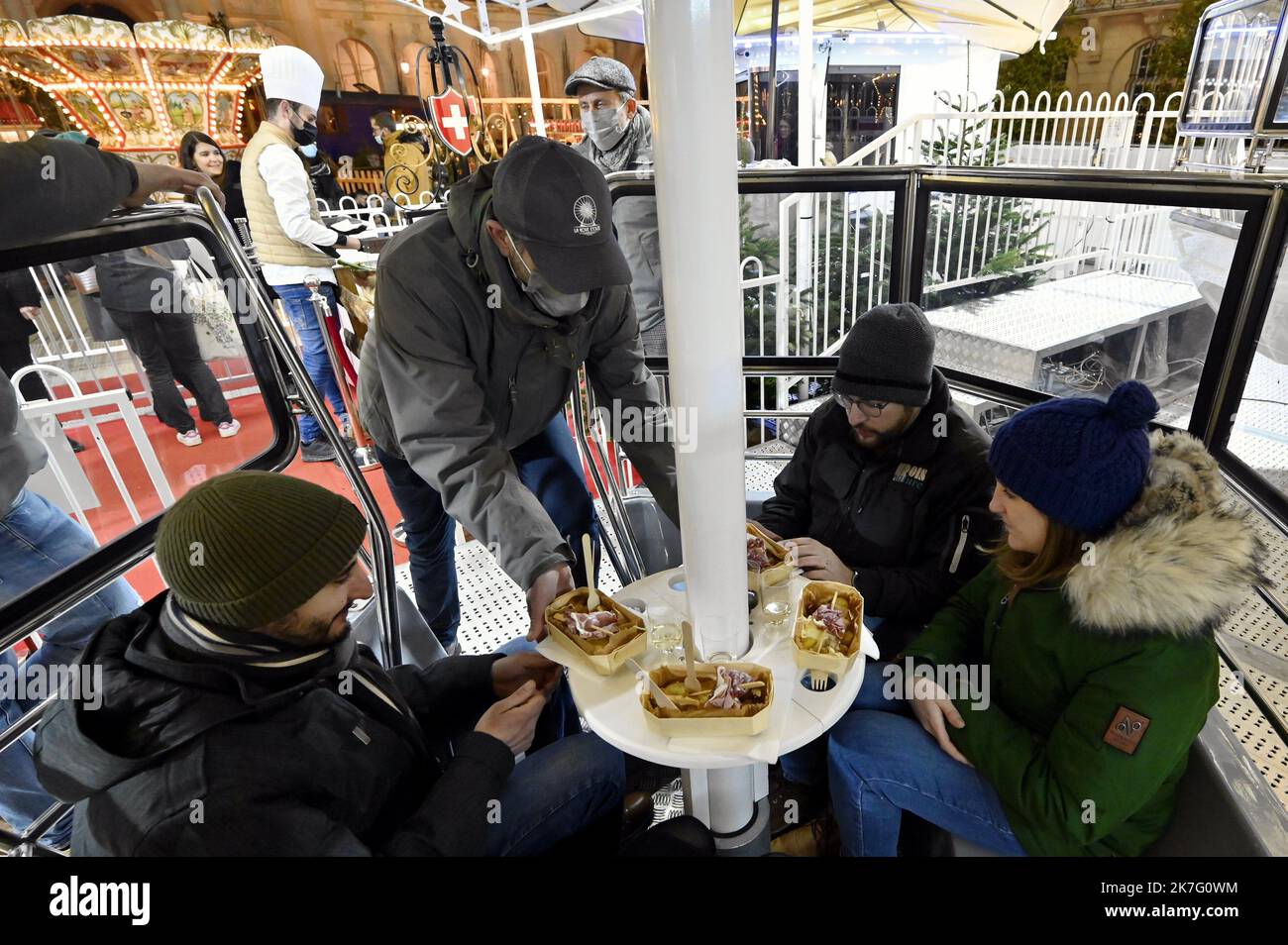 ©PHOTOPQR/L'EST REPUBLICAIN/ALEXANDRE MARCHI ; NANCY ; 14/12/2021 ; INSOLITE - SOLIDARITE - RACLETTE SUR LA GRANDE ROUE - FETES DE LA SAINT NICOLAS. Nancy 14 dicembre 2021. Expérience inédite sur la Grande roue au coeur d'une soirée festive et caritative organisée par les commerciants et les forains du Village de la Grande Roue. Les participants prendront leur repas dans une cabine de la Grande roue avec une vue exceptionnelle sur le patrimoine et les illuminations de la ville ! Au menu, de la raclette accompagni d'une boisson (vin blanc, vin chaud ou boisson sans alcool). Les tarifs sont de Foto Stock