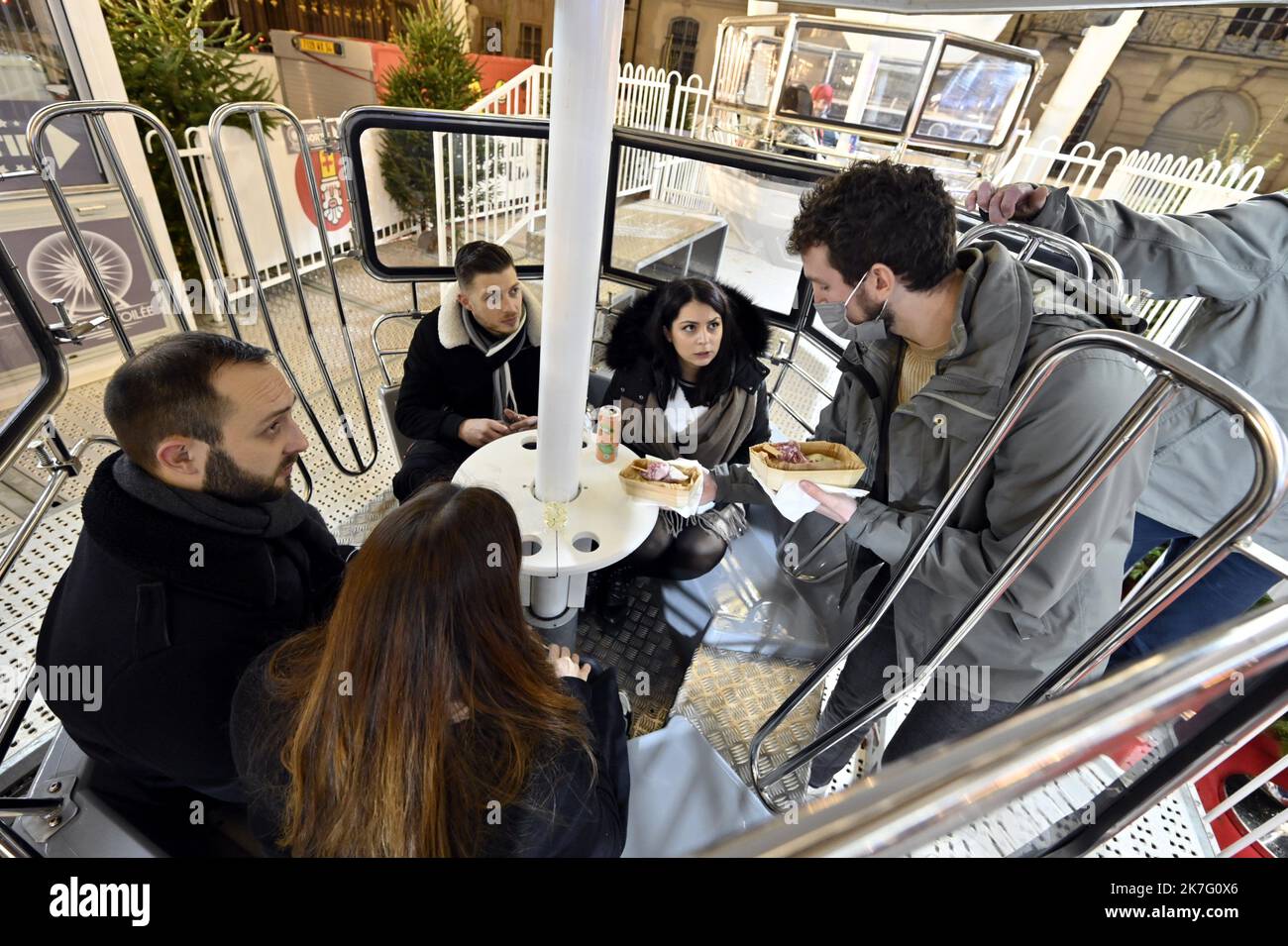 ©PHOTOPQR/L'EST REPUBLICAIN/ALEXANDRE MARCHI ; NANCY ; 14/12/2021 ; INSOLITE - SOLIDARITE - RACLETTE SUR LA GRANDE ROUE - FROMAGE FONDU - FETES DE LA SAINT NICOLAS. Nancy 14 dicembre 2021. Expérience inédite sur la Grande roue au coeur d'une soirée festive et caritative organisée par les commerciants et les forains du Village de la Grande Roue. Les participants prendront leur repas dans une cabine de la Grande roue avec une vue exceptionnelle sur le patrimoine et les illuminations de la ville ! Au menu, de la raclette accompagni d'une boisson (vin blanc, vin chaud ou boisson sans alcool). Les Foto Stock