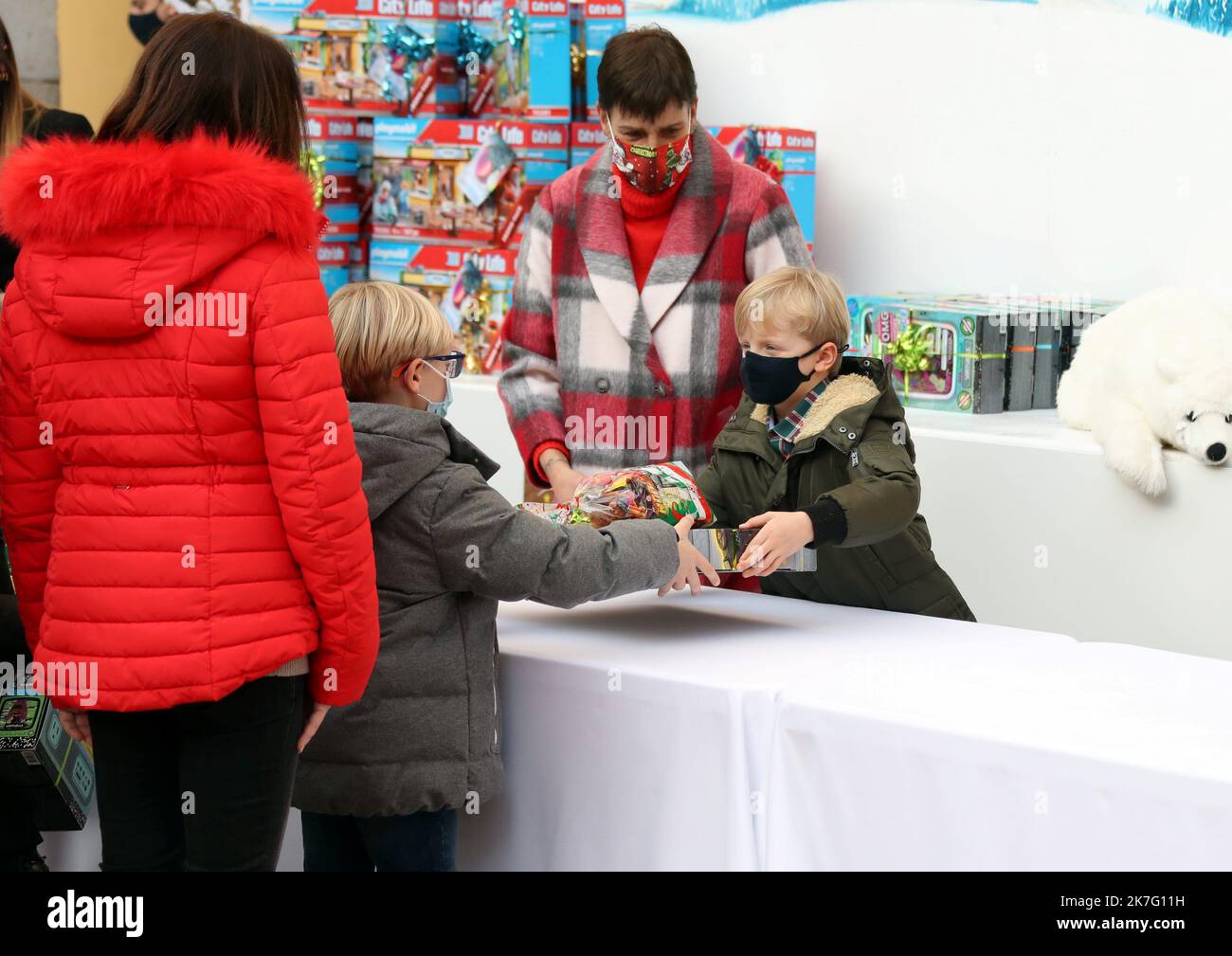 ©PHOTOPQR/NICE MATIN/Jean Francais Ottonello ; Menton ; 15/12/2021 ; OTTONELLO JEAN-FRANCOIS - mardi 14 settembre 2021 à Monaco - Arbre de Noël du palais principer pour les enfants monégasques âgés de 5 à 12 ans dans la cour d'honneur palais principer avec le principesse Jacques gabriéla, gabriécitaire la la princesse stéphanie et ses enfants Louis Ducruet et Camille Gottlieb - mercoledì 15 dicembre, il Palazzo del Principe di Monaco organizza il suo tradizionale albero di Natale, al quale sono invitati i bambini monegaschi. Foto Stock