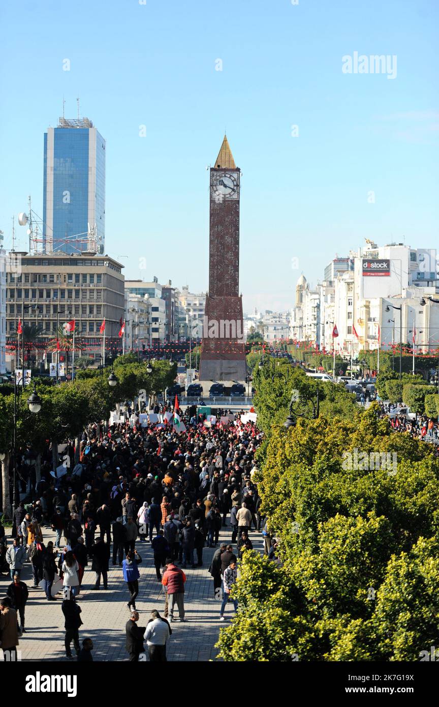 ©Yassine Mahjoub/MAXPPP - sostenitori del presidente tunisino Kais Saied nel 11th° anniversario dell'inizio della rivoluzione del 2011, quando Mohamed Bouazizi si mise in fiamme e iniziò la rivolta, a Tunisi, in Tunisia. I sostenitori del presidente tunisino Kais Saied approvano la sua decisione di congelare ulteriormente il parlamento fino alle nuove elezioni legislative del 17 dicembre 2022 e di indire un referendum il 25 luglio 2022 per le riforme costituzionali. Foto: Yassine Mahjoub Foto Stock