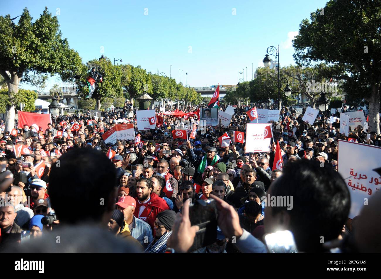 ©Yassine Mahjoub/MAXPPP - sostenitori del presidente tunisino Kais Saied nel 11th° anniversario dell'inizio della rivoluzione del 2011, quando Mohamed Bouazizi si mise in fiamme e iniziò la rivolta, a Tunisi, in Tunisia. I sostenitori del presidente tunisino Kais Saied approvano la sua decisione di congelare ulteriormente il parlamento fino alle nuove elezioni legislative del 17 dicembre 2022 e di indire un referendum il 25 luglio 2022 per le riforme costituzionali. Foto: Yassine Mahjoub Foto Stock