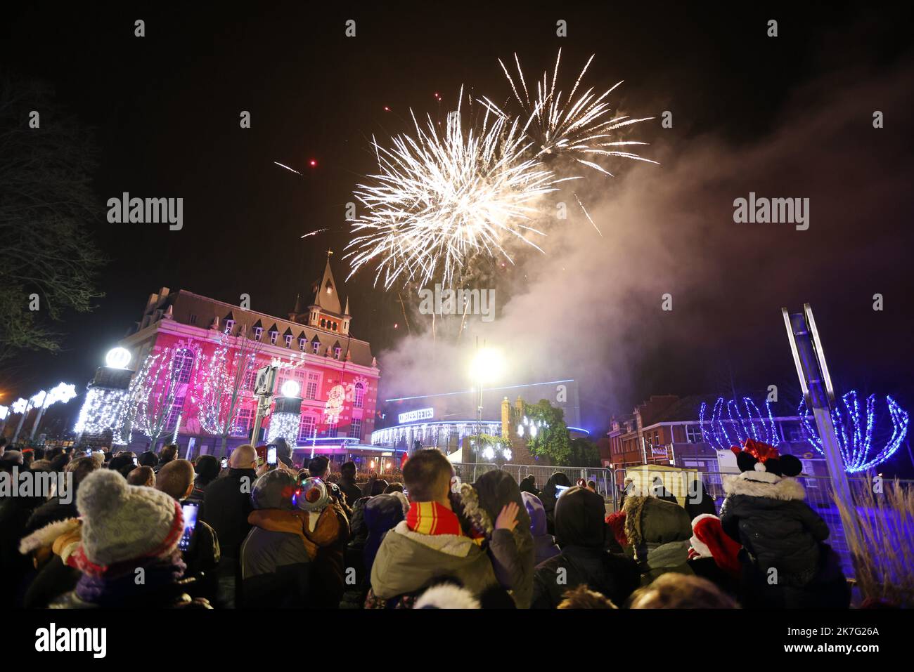 ©PHOTOPQR/VOIX DU NORD/MATTHIEU BOTTE ; 24/12/2021 ; 24/12/2021. Bruay-la-Buissière. Desse du père Noël et feu d'artificice au dessus de l'Hôtel de ville. FOTO MATTHIEU BOTTE LA VOIX DU NORD - Bruay, Franc,e dic 24th 2021 nonostante la pandemia del covid-19, fuochi d'artificio per i Christmas. Foto Stock