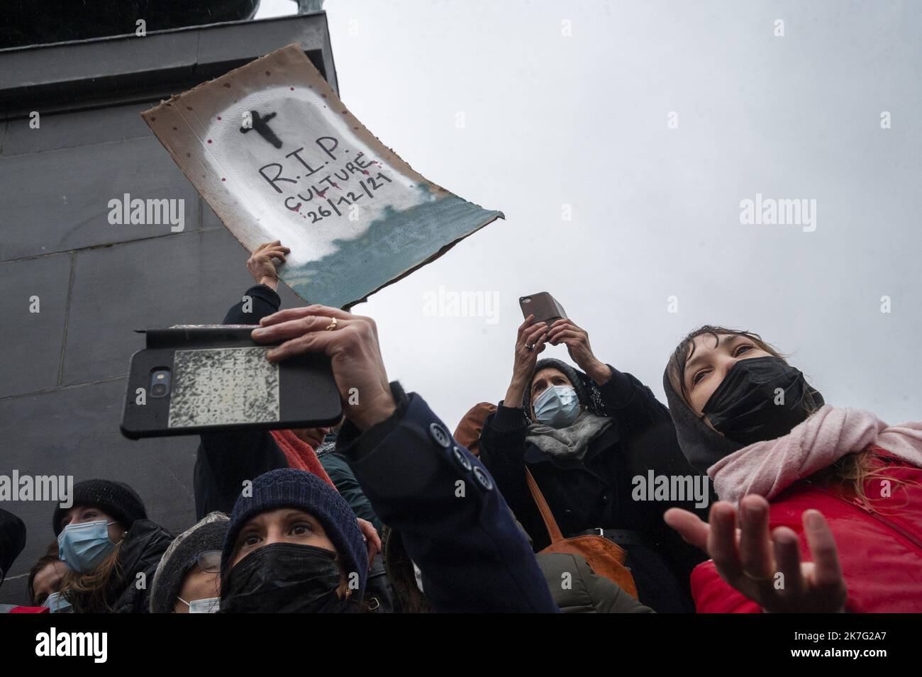 ©Nicolas Landemard / le Pictorium/MAXPPP - Nicolas Landemard / le Pictorium - 26/12/2021 - Belgique / Bruxelles / Bruxelles - 5000 personnes (source police) 15000 (source orgnaisation) se sont reunies ce jour (sous la pluie et le froid) Dans la capitale belge pour protester et faire acte de Resistance a la decision du gouvernement belge d'ordonner la fermeture de la plupart des lieux culturels du Pays afin d'endiguer les contaminations dues au coronavirus (varianti delta et ommicron). De nombreux lieux avaient deja annonces qu'ils resteraient ouverts malgre la decision de fermeture. / 26/12/20 Foto Stock