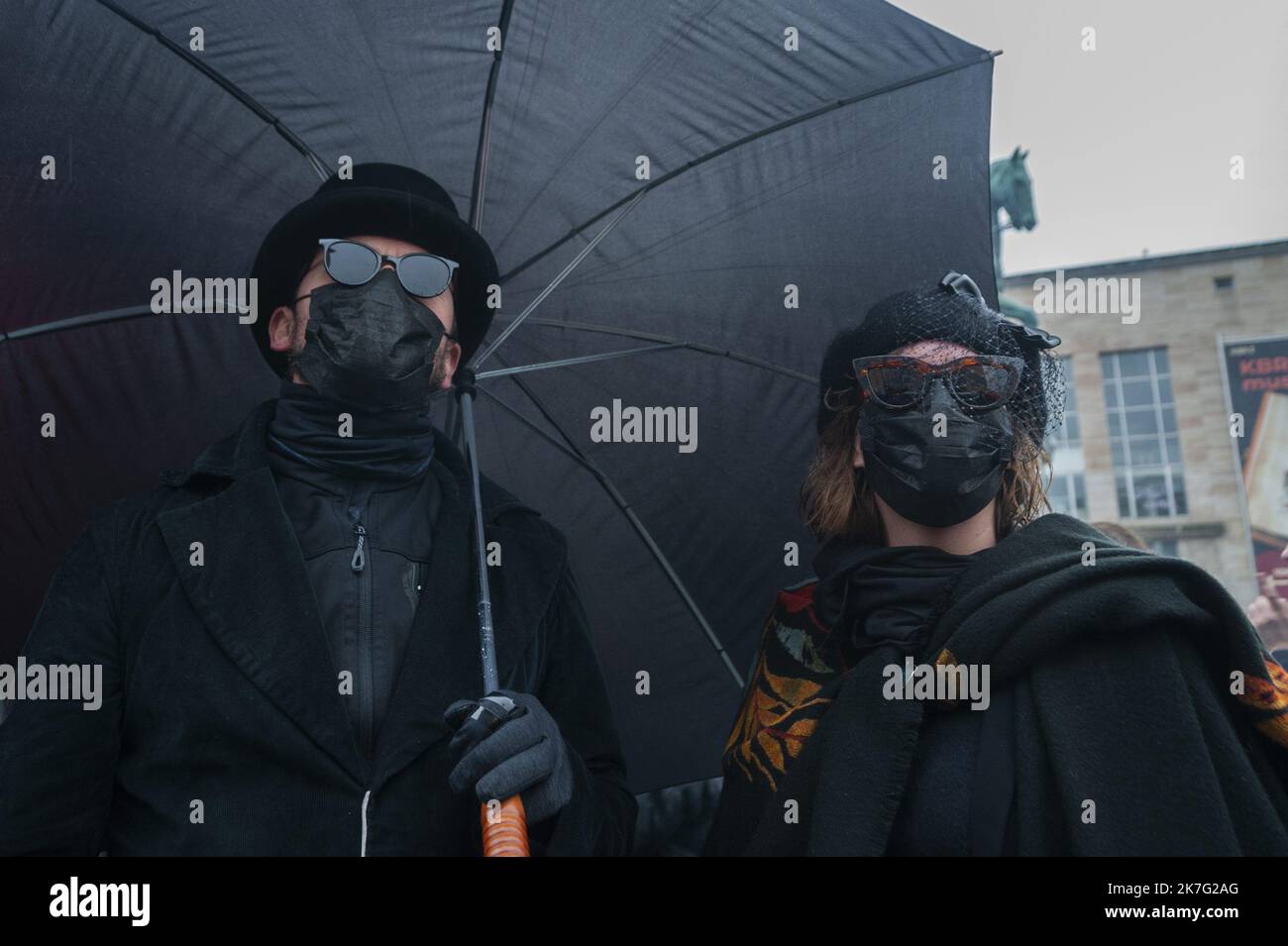 ©Nicolas Landemard / le Pictorium/MAXPPP - Nicolas Landemard / le Pictorium - 26/12/2021 - Belgique / Bruxelles / Bruxelles - 5000 personnes (source police) 15000 (source orgnaisation) se sont reunies ce jour (sous la pluie et le froid) Dans la capitale belge pour protester et faire acte de Resistance a la decision du gouvernement belge d'ordonner la fermeture de la plupart des lieux culturels du Pays afin d'endiguer les contaminations dues au coronavirus (varianti delta et ommicron). De nombreux lieux avaient deja annonces qu'ils resteraient ouverts malgre la decision de fermeture. / 26/12/20 Foto Stock