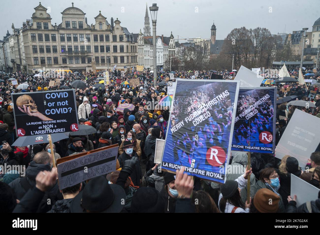 ©Nicolas Landemard / le Pictorium/MAXPPP - Nicolas Landemard / le Pictorium - 26/12/2021 - Belgique / Bruxelles / Bruxelles - 5000 personnes (source police) 15000 (source orgnaisation) se sont reunies ce jour (sous la pluie et le froid) Dans la capitale belge pour protester et faire acte de Resistance a la decision du gouvernement belge d'ordonner la fermeture de la plupart des lieux culturels du Pays afin d'endiguer les contaminations dues au coronavirus (varianti delta et ommicron). De nombreux lieux avaient deja annonces qu'ils resteraient ouverts malgre la decision de fermeture. / 26/12/20 Foto Stock