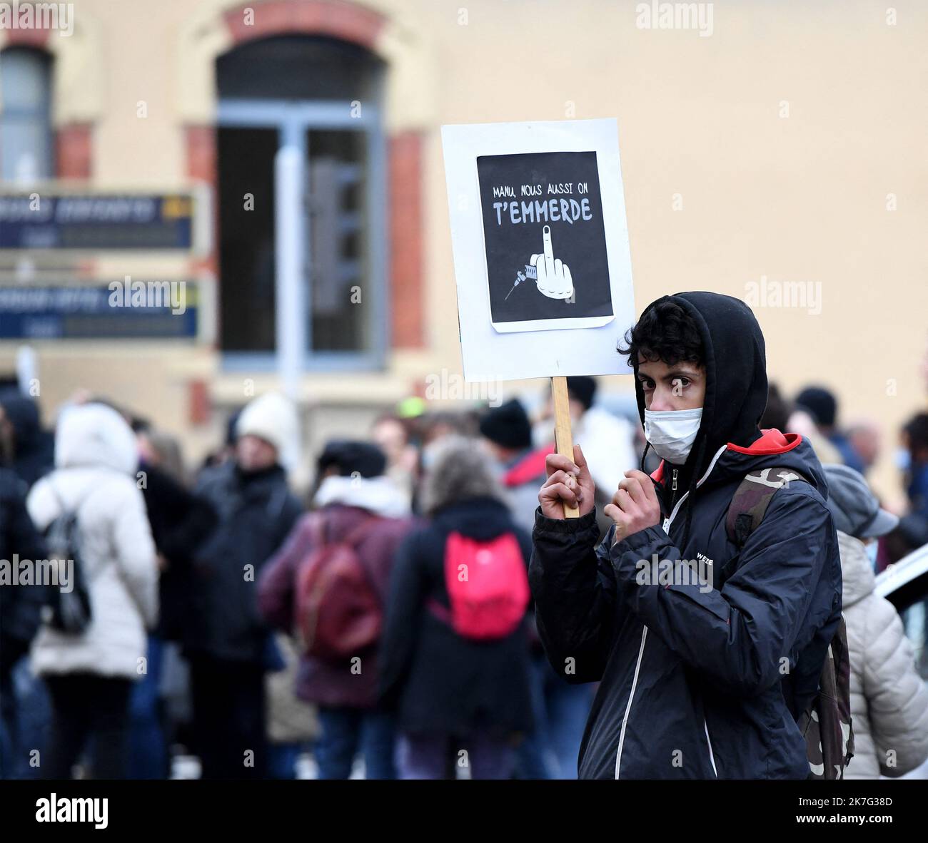 ©PHOTOPQR/LE PROGRES/Catherine AULAZ - Bourg-en-Bresse 08/01/2022 - manifestazione anti-pass - 8 janvier 2022 -24e manifestazione anti-pass dans les rues de Bourg-en-Bresse (Ain) samedi 8 janvier 2022. Quelque 700 manifestants ont battu le pavé avec de nouveaux messages. Dimostrazione contro il vaccino passare a Bourg-en-Bresse il 8 janvier 2022 Foto Stock