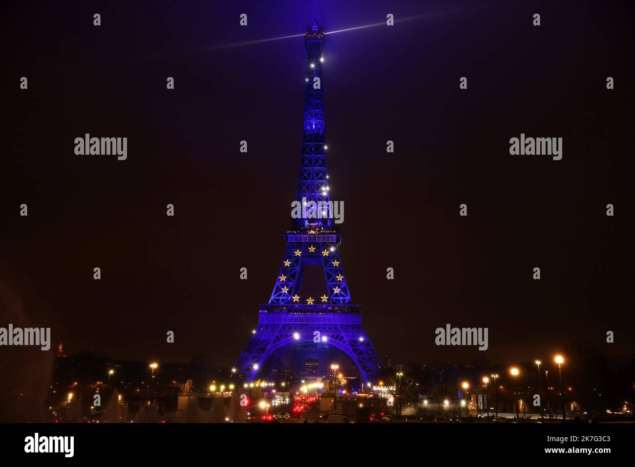 ©PHOTOPQR/LE PARISIEN/LP / ARNAUD JOURNOIS ; PARIS ; 10/01/2022 ; LATOUR EIFFEL ILLUMINEE AUX COULEURS DE L'EUROPE A L'OCCASIONE DEL DEBUTTO DE LA PRESIDENCE FRANCAISE DE L'UNION EUROPEENNE FRANCE. Parigi nel gennaio 2022, per una settimana, la Torre Eiffel si illumina in blu, nei colori dell'Europa, per il lancio della presidenza francese del Consiglio dell'Unione europea. Foto Stock