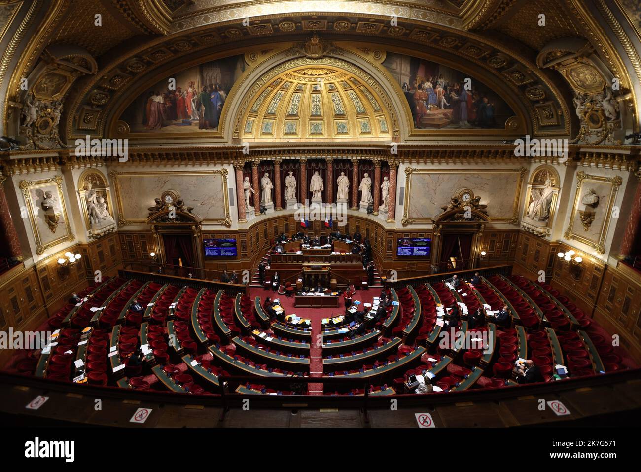 ©PHOTOPQR/LE PARISIEN/LP / Arnaud Journois ; PARIS ; 20/01/2022 ; PAGES PATRIMOINE / LE SENAT / le Sénat constitue la chambre haute du Parlement francais selon le sistème du bicamérisme et détient le pouvoir législatif avec l'Assemblée nationale. En vertu de l'article 24 de la Constitution de la V? République, l'est le représentant des collectivités territoriales. Il siège au palais du Luxembourg / L ' EMICICLO - il Senato è la camera superiore del Parlamento francese sotto il sistema bicamerale e detiene il potere legislativo con l'Assemblea Nazionale. Foto Stock