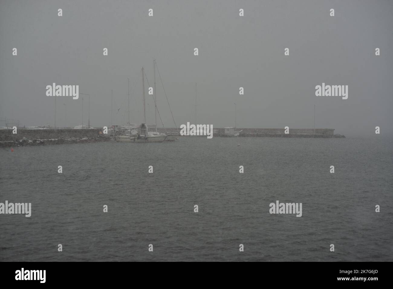 ©Pierre Berthuel / le Pictorium/MAXPPP - Pierre Berthuel / le Pictorium - 23/1/2022 - Grece / volos / volos - Vague de froid et neige dans la ville et port de Volos / 23/1/2022 - Grecia / volos / volos - onda di neve in Grecia. Il porto di volos e il suo centro sono coperti di neve. Foto Stock