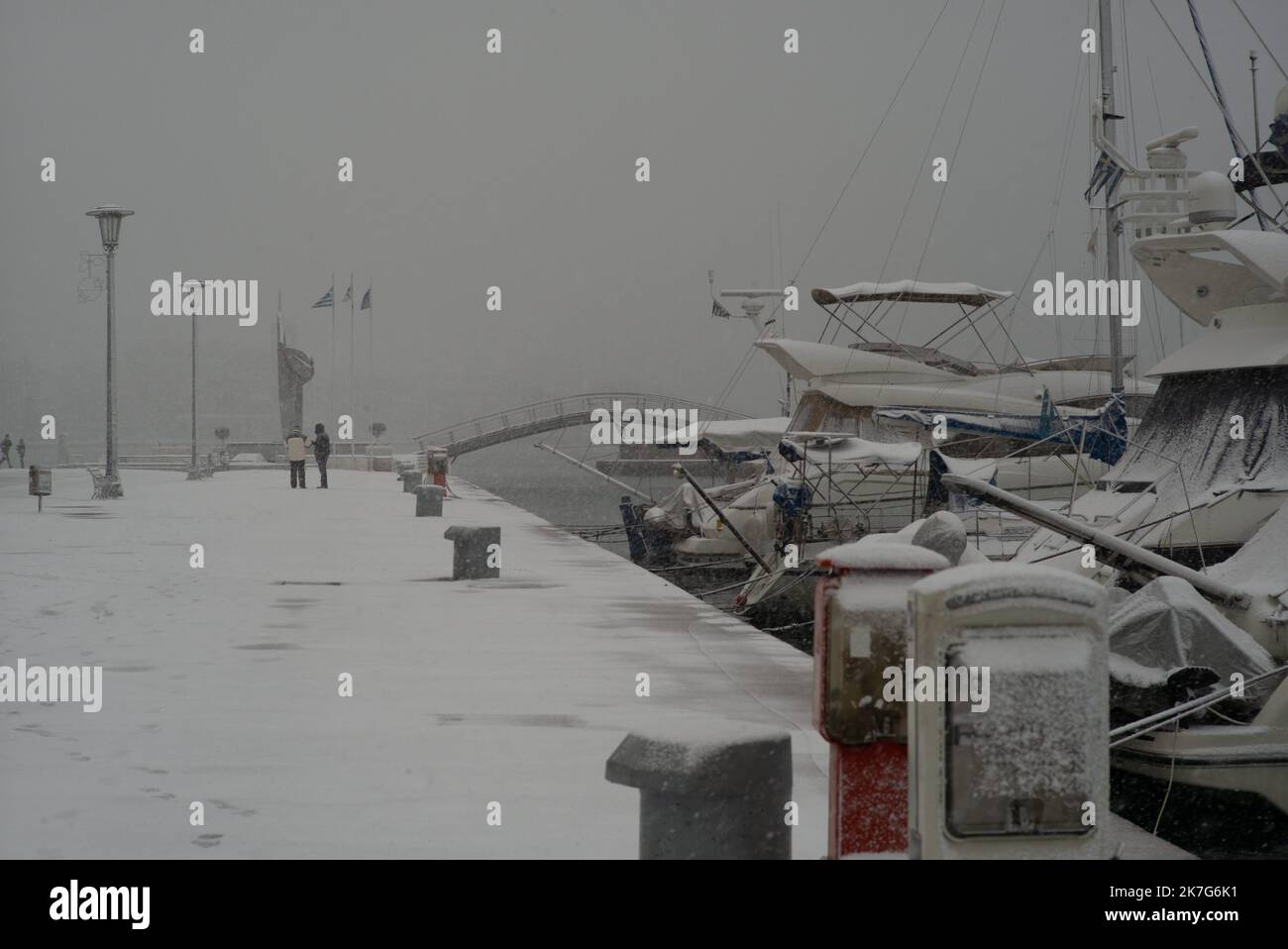 ©Pierre Berthuel / le Pictorium/MAXPPP - Pierre Berthuel / le Pictorium - 23/1/2022 - Grece / volos / volos - Vague de froid et neige dans la ville et port de Volos / 23/1/2022 - Grecia / volos / volos - onda di neve in Grecia. Il porto di volos e il suo centro sono coperti di neve. Foto Stock