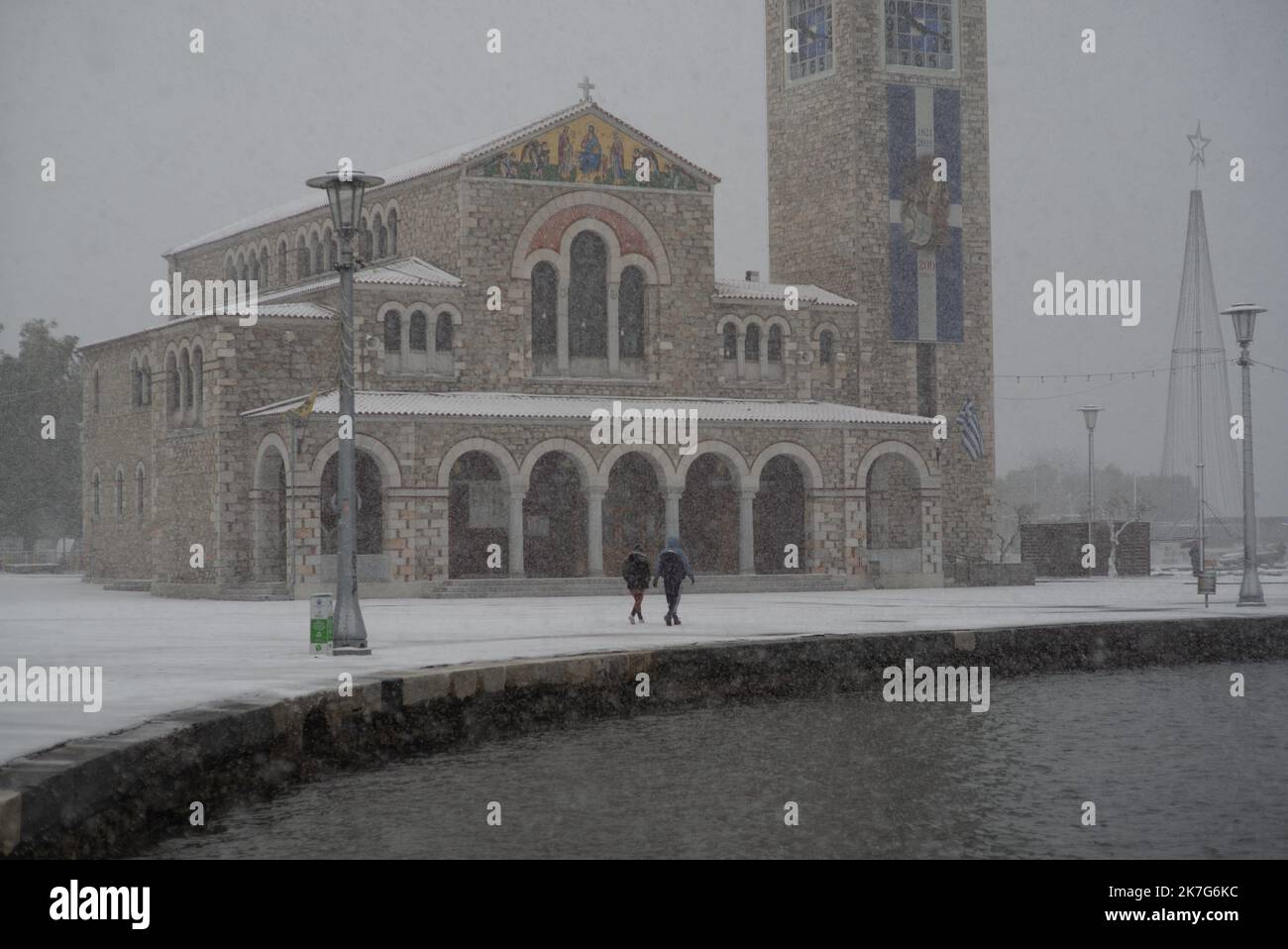 ©Pierre Berthuel / le Pictorium/MAXPPP - Pierre Berthuel / le Pictorium - 23/1/2022 - Grece / volos / volos - Vague de froid et neige dans la ville et port de Volos / 23/1/2022 - Grecia / volos / volos - onda di neve in Grecia. Il porto di volos e il suo centro sono coperti di neve. Foto Stock