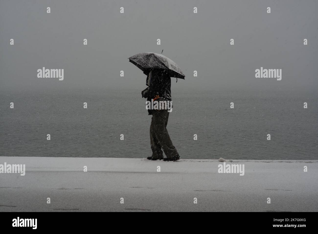 ©Pierre Berthuel / le Pictorium/MAXPPP - Pierre Berthuel / le Pictorium - 23/1/2022 - Grece / volos / volos - Vague de froid et neige dans la ville et port de Volos / 23/1/2022 - Grecia / volos / volos - onda di neve in Grecia. Il porto di volos e il suo centro sono coperti di neve. Foto Stock