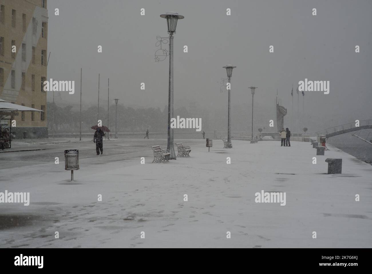 ©Pierre Berthuel / le Pictorium/MAXPPP - Pierre Berthuel / le Pictorium - 23/1/2022 - Grece / volos / volos - Vague de froid et neige dans la ville et port de Volos / 23/1/2022 - Grecia / volos / volos - onda di neve in Grecia. Il porto di volos e il suo centro sono coperti di neve. Foto Stock