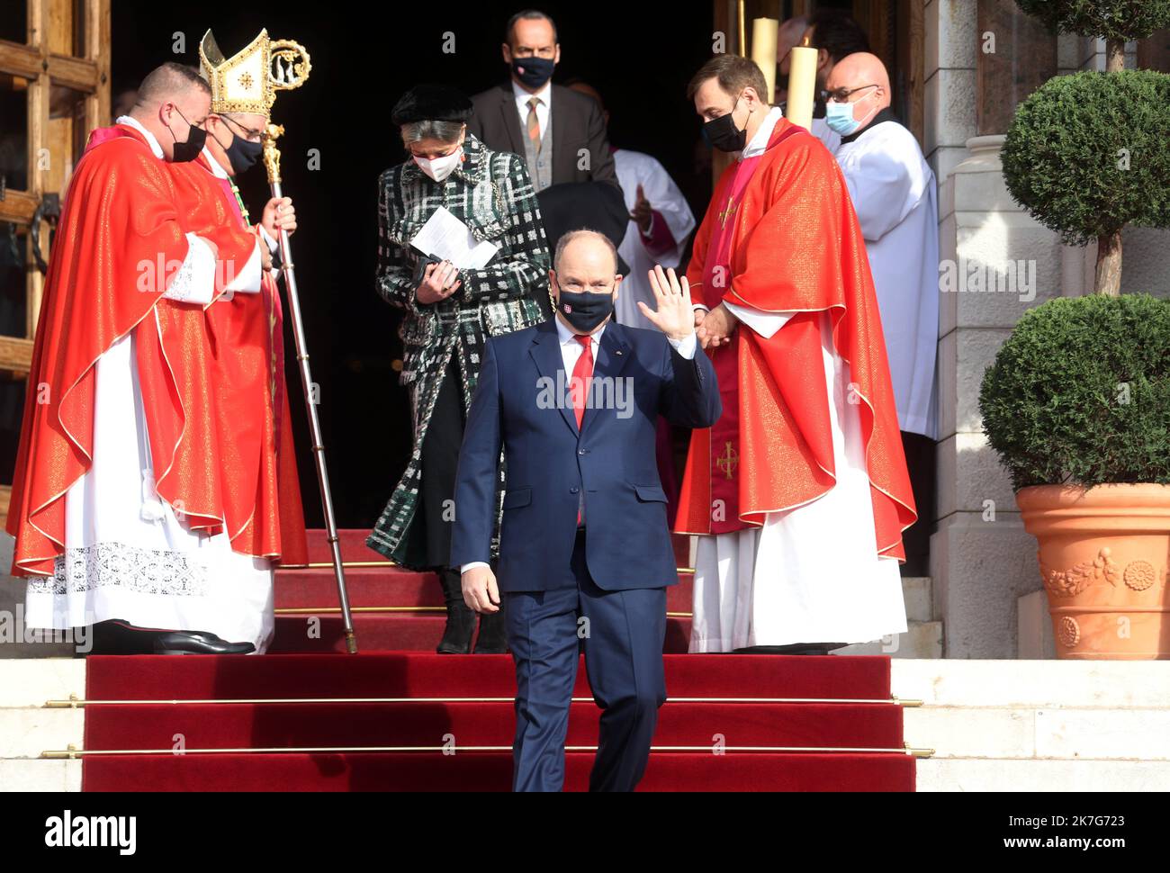 ©PHOTOPQR/NICE MATIN/Jean Francis Ottonello ; Monaco ; 27/01/2022 ; OTTONELLO JEAN-FRANCOIS - jeudi 27 janvier 2022 à Monaco - Fête de la Saint-Dévote : messe à la cathédrale suivie de la procession Place du palais principer - le Prince Albert II et la princesse Caroline de Hanovre avec Monseigneur David, Archevêque de Monaco Monaco Monaco Monaco, gennaio 27th 2022. Sainte Devote celebrazioni con la famiglia principesca. Messa in cattedrale seguita dalla processione Foto Stock