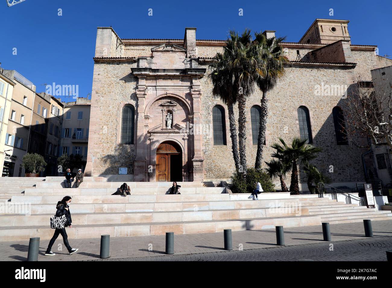 ©PHOTOPQR/LA PROVENCE/VALLAURI Nicolas ; la Ciotat ; 27/01/2022 ; Image générique de la ville de la Ciotat. Port Vieux ou Vieux Port église Notre Dame de l'Assomption - Vista generica di la Ciotat, nel sud della Francia Foto Stock