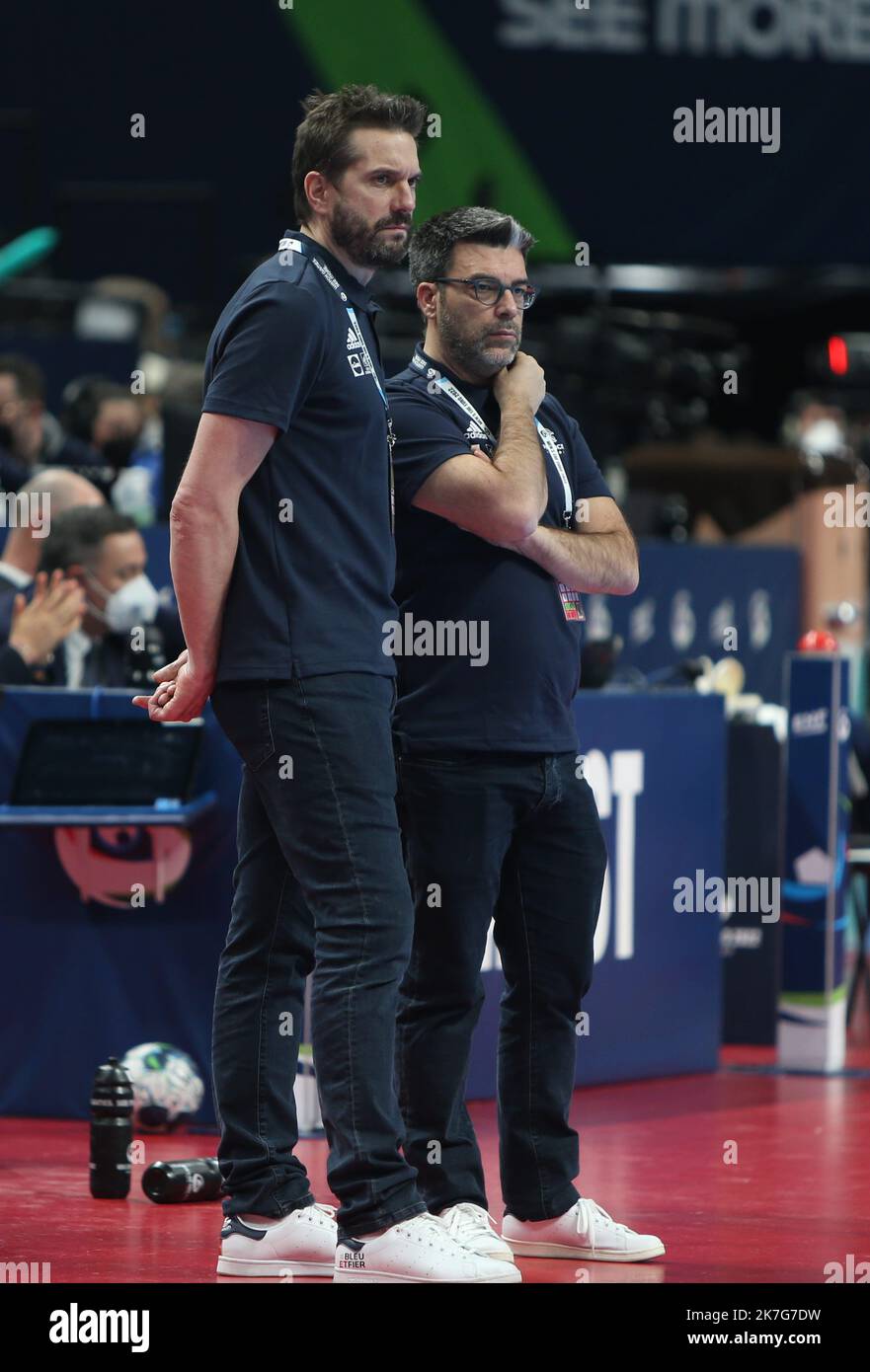 ©Laurent Lairys/MAXPPP - Coach Guillaume Gille e Érick Mathé di Francia durante l'EHF Euro 2022, Partita finale di Handball tra Francia e Svezia il 28 gennaio 2022 all'Arena multifunzionale di Budapest, Ungheria - Foto Laurent Lairys / MAXPPP Foto Stock