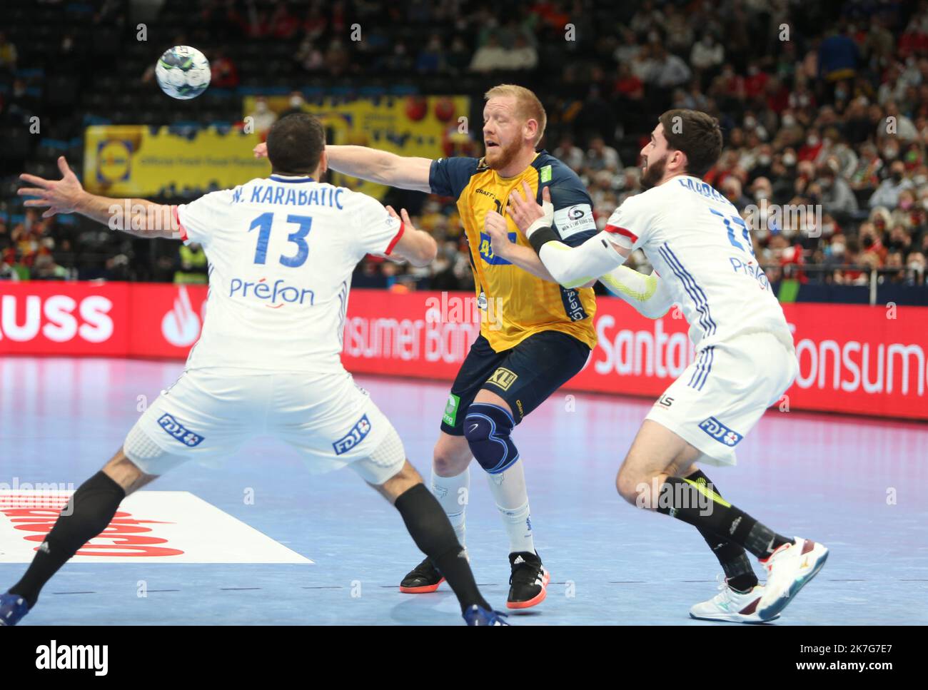 ©Laurent Lairys/MAXPPP - Ludovic Fabregas e Nikola Karabatic di Francia e Jim Gottfridsson di Svezia durante l'EHF Euro 2022, incontro semifinale di Handball tra Francia e Svezia il 28 gennaio 2022 all'Arena multifunzionale di Budapest, Ungheria - Foto Laurent Lairys / MAXPPP Foto Stock