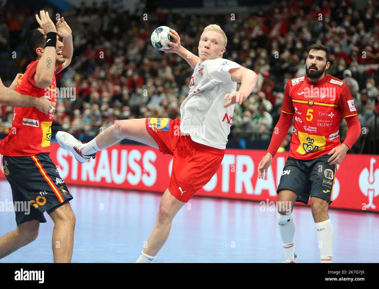 ©Laurent Lairys/MAXPPP - Magnus Saugstrup di Danimarca e Jorge Maqueda di Spagna l'EHF Euro 2022, Partita finale di Handball tra Spagna e Danimarca il 28 gennaio 2022 all'Arena multifunzionale di Budapest, Ungheria - Foto Laurent Lairys / MAXPPP Foto Stock