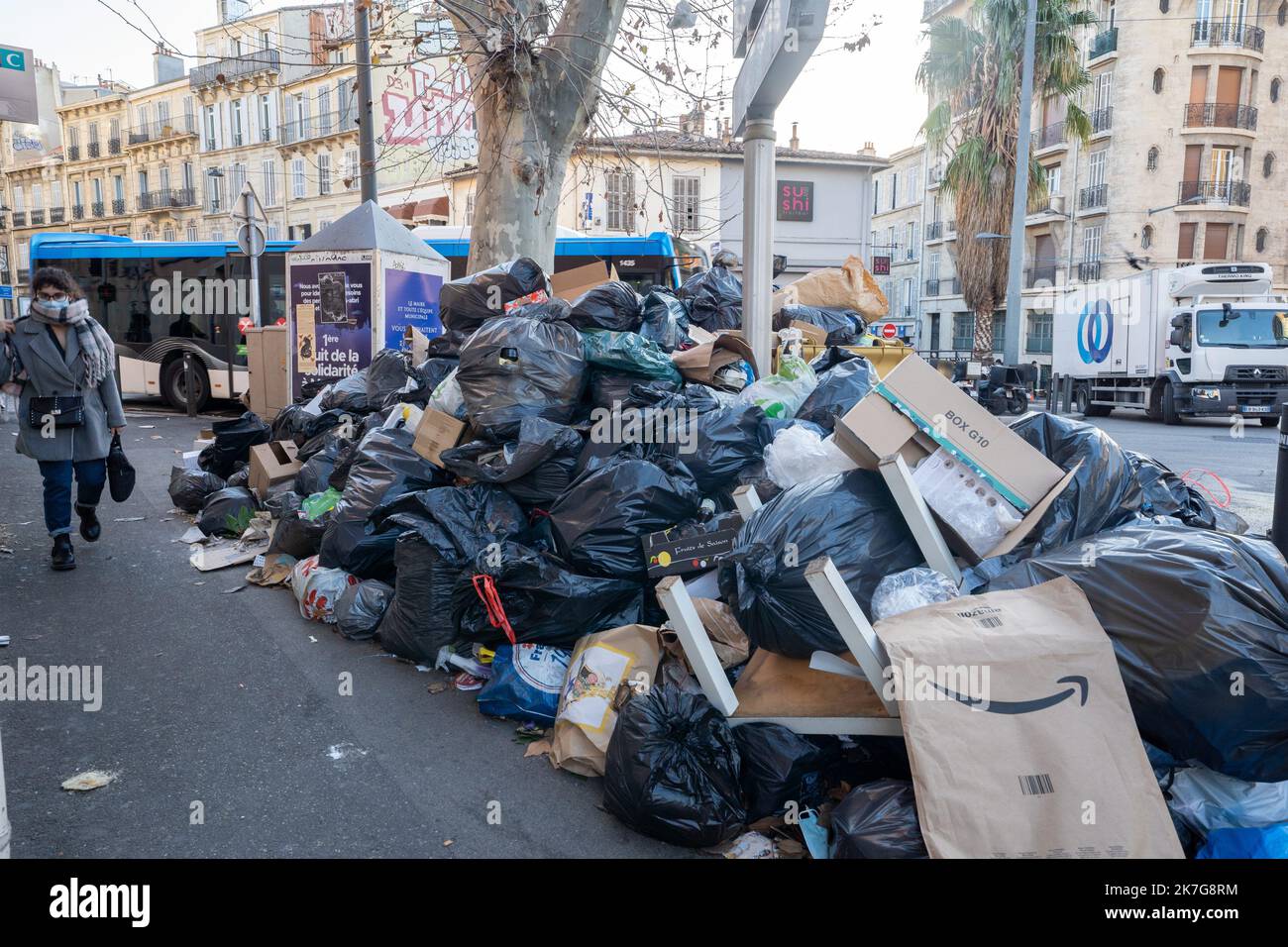 ©Gilles Bader / le Pictorium/MAXPPP - Gilles Bader / le Pictorium - 1/2/2022 - Francia / Provence-Alpes-Cote d'Azur / Marseille - la greve des eboueurs de Marseille, par jour de Grand vent tous les dechets s'eparpillent dans les rues. Cette greve est a l'appel de Force Ouvriere qui denonce l'application d'un Accord signe quelques mois Plus tot; / 1/2/2022 - Francia / Provence-Alpes-Cote d'Azur / Marsiglia - lo sciopero dei raccoglitori di rifiuti di Marsiglia, in una giornata molto ventosa, tutti i rifiuti sono sparsi nelle strade. Questo sciopero è chiamato dalla forza Ouvriere che denuncia l'applicazione di un Foto Stock