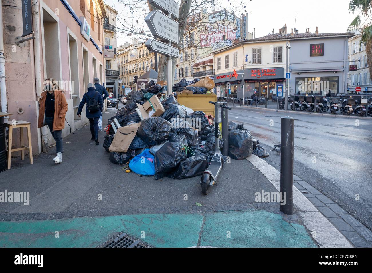 ©Gilles Bader / le Pictorium/MAXPPP - Gilles Bader / le Pictorium - 1/2/2022 - Francia / Provence-Alpes-Cote d'Azur / Marseille - la greve des eboueurs de Marseille, par jour de Grand vent tous les dechets s'eparpillent dans les rues. Cette greve est a l'appel de Force Ouvriere qui denonce l'application d'un Accord signe quelques mois Plus tot; / 1/2/2022 - Francia / Provence-Alpes-Cote d'Azur / Marsiglia - lo sciopero dei raccoglitori di rifiuti di Marsiglia, in una giornata molto ventosa, tutti i rifiuti sono sparsi nelle strade. Questo sciopero è chiamato dalla forza Ouvriere che denuncia l'applicazione di un Foto Stock