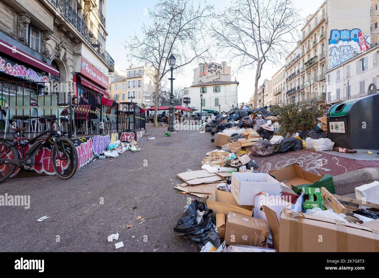 ©Gilles Bader / le Pictorium/MAXPPP - Gilles Bader / le Pictorium - 1/2/2022 - Francia / Provence-Alpes-Cote d'Azur / Marseille - la greve des eboueurs de Marseille, par jour de Grand vent tous les dechets s'eparpillent dans les rues. Cette greve est a l'appel de Force Ouvriere qui denonce l'application d'un Accord signe quelques mois Plus tot; / 1/2/2022 - Francia / Provence-Alpes-Cote d'Azur / Marsiglia - lo sciopero dei raccoglitori di rifiuti di Marsiglia, in una giornata molto ventosa, tutti i rifiuti sono sparsi nelle strade. Questo sciopero è chiamato dalla forza Ouvriere che denuncia l'applicazione di un Foto Stock