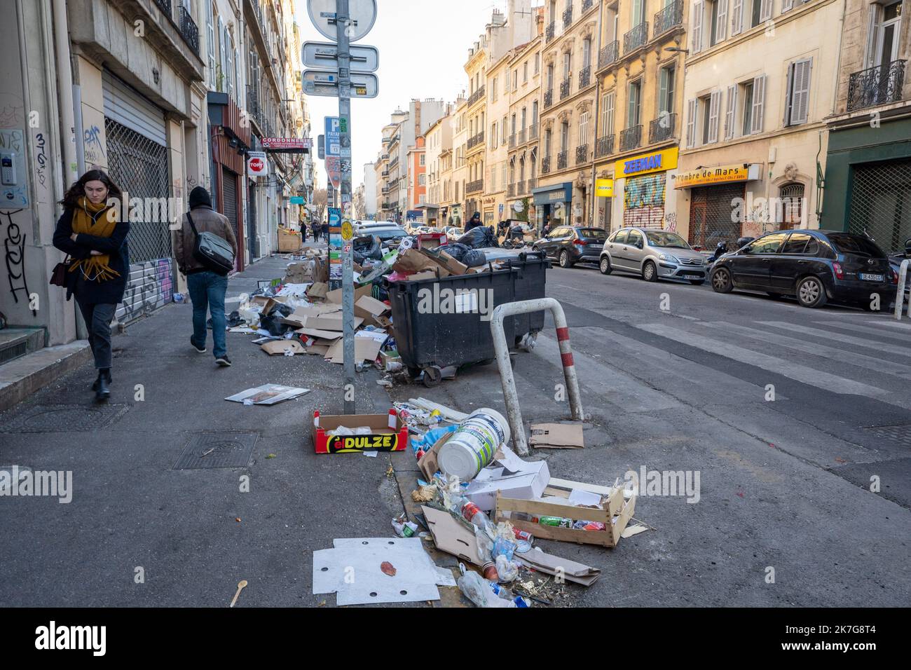 ©Gilles Bader / le Pictorium/MAXPPP - Gilles Bader / le Pictorium - 1/2/2022 - Francia / Provence-Alpes-Cote d'Azur / Marseille - la greve des eboueurs de Marseille, par jour de Grand vent tous les dechets s'eparpillent dans les rues. Cette greve est a l'appel de Force Ouvriere qui denonce l'application d'un Accord signe quelques mois Plus tot; / 1/2/2022 - Francia / Provence-Alpes-Cote d'Azur / Marsiglia - lo sciopero dei raccoglitori di rifiuti di Marsiglia, in una giornata molto ventosa, tutti i rifiuti sono sparsi nelle strade. Questo sciopero è chiamato dalla forza Ouvriere che denuncia l'applicazione di un Foto Stock