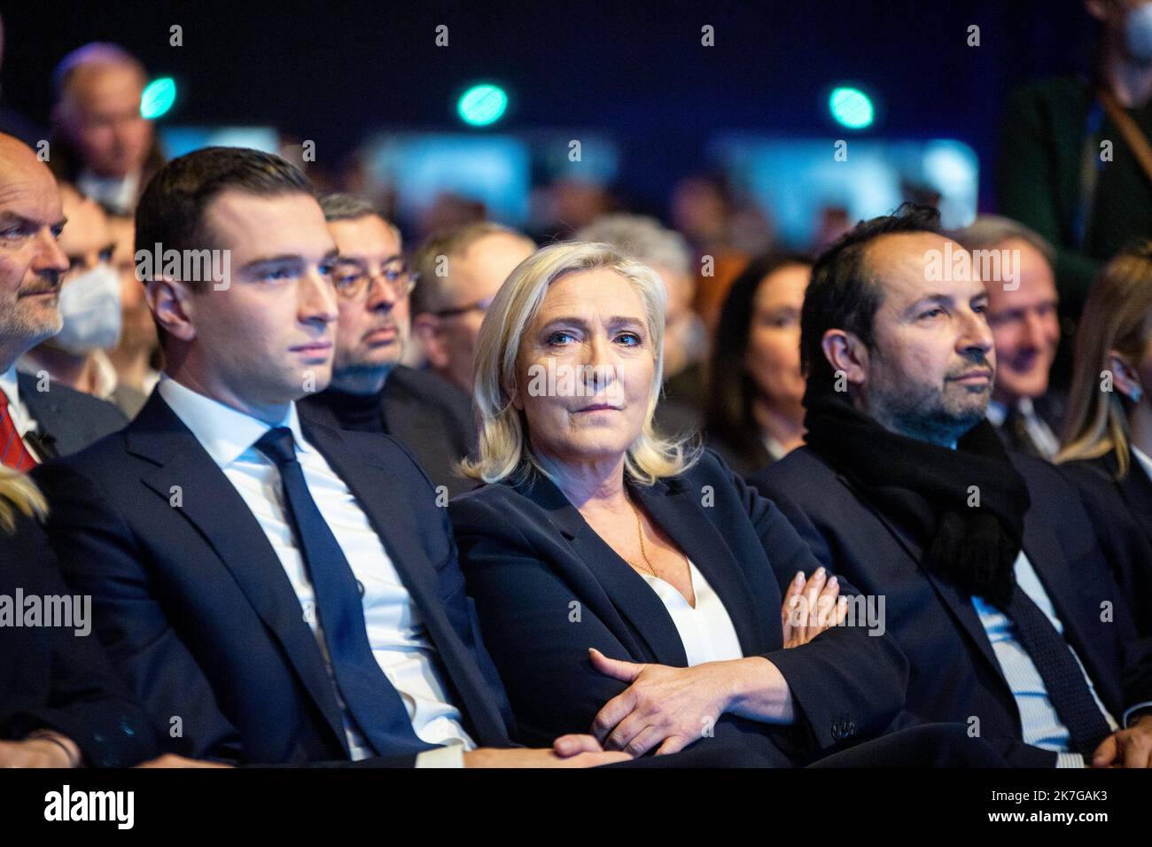 ©Michael Bunel / le Pictorium/MAXPPP - Reims 05/02/2022 Michael Bunel / le Pictorium - 5/2/2022 - Francia / Grand est / Reims - Convention Presidentielle de Marine le Pen du rassemblement National. Marine le Pen et Jordan Bardella assis au premeir rang, ecoute le discours d'introduction de la convention. 5 fevrier 2022. Reims, Francia. / 5/2/2022 - Francia / Grand est / Reims - Convenzione presidenziale di Marine le Pen del National Gathering. Marine le Pen e Jordan Bardella seduti in prima fila, ascoltando il discorso introduttivo del convegno. Febbraio 5, 2022. Reims, Francia. Foto Stock