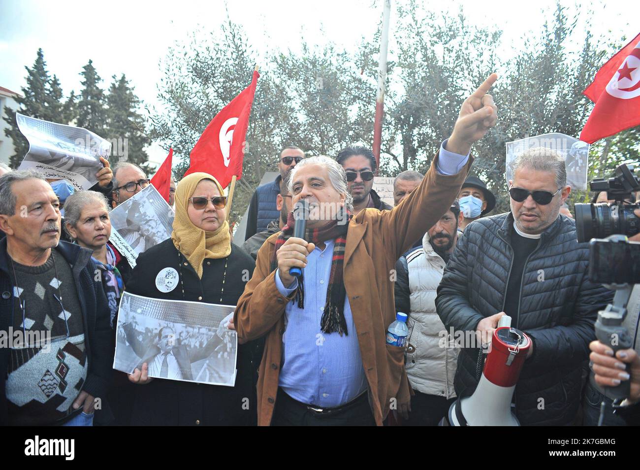 ©Yassine Mahjoub/MAXPPP - 12/02/2022 il comitato di difesa dei due martiri, Chokri Belaid e Mohamed Brahmi dimostrano fuori Rached Ghannouchi residenza a Cite El Ghazela, Ariana Tunisia il 12,2022 febbraio (Foto di Yassine Mahjoub/MAXPPP ) Foto Stock