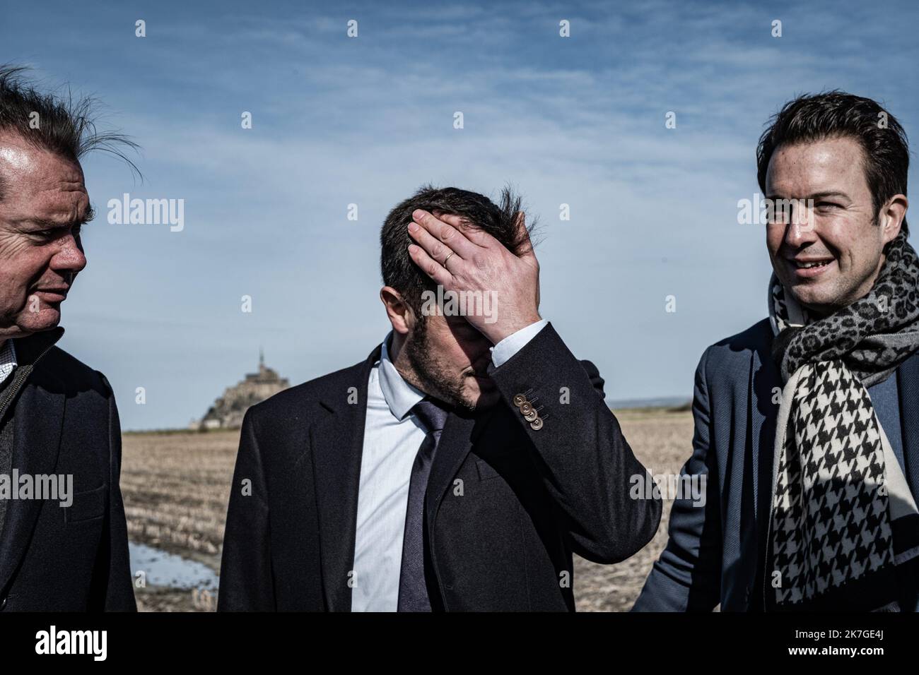 ©Nicolas Cleuet / le Pictorium/MAXPPP - Mont Saint Michel 19/02/2022 Nicolas Cleuet / le Pictorium - 19/2/2022 - Francia / Normandie / Mont Saint Michel - Jerome Riviere, Nicolas Bay e Guillaume Pelletier alla riunione di Eric Zemmour a Mt St Michel, Presidentielle 2022, 19 02 2022. Fotografia di Nicolas Cleuet / Agence le Pictorium. / 19/2/2022 - Francia / Normandia / Mont di San Michele - incontro di Eric Zemmour a Mt St Michel, Presidentielle 2022, 19 02 2022. Foto Stock